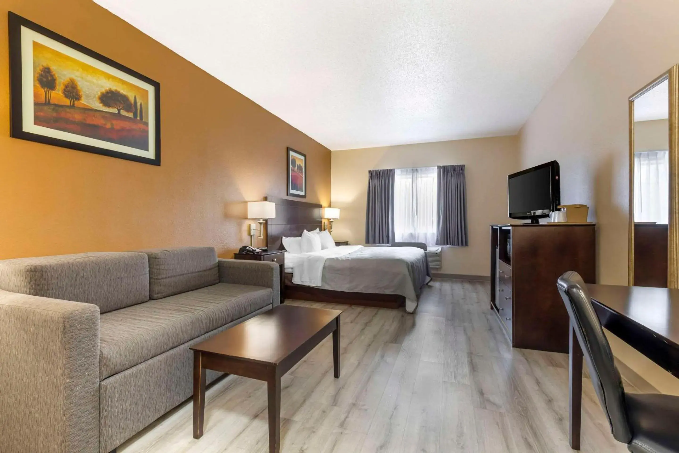 King Suite - Non-Smoking in Quality Inn & Suites Wichita Falls I-44 King Suite - Non-Smoking in Quality Inn & Suites Wichita Falls I-44