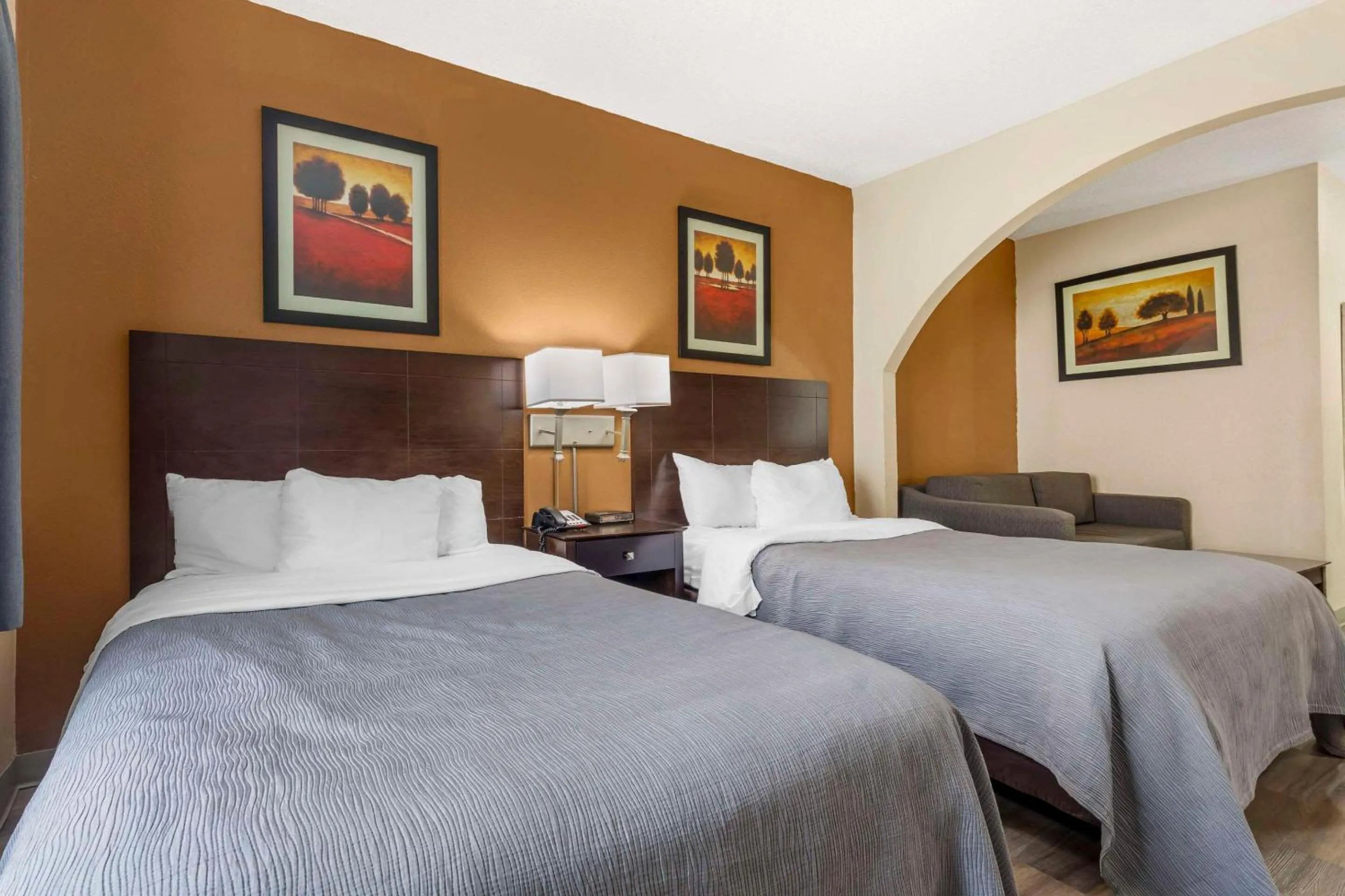 Bedroom, Bed in Quality Inn & Suites Wichita Falls I-44