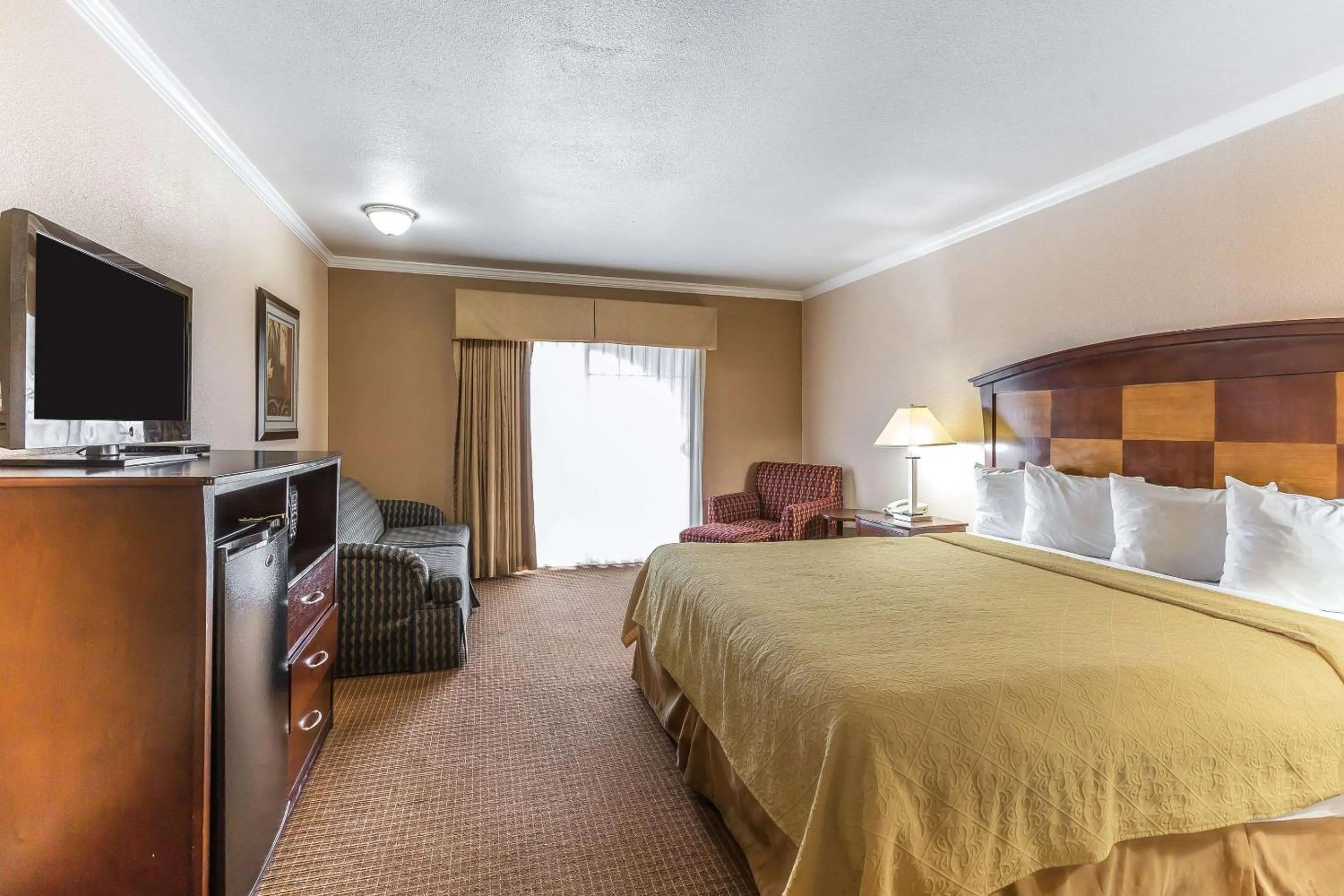 Photo of the whole room, Bed in Quality Inn near Hearst Castle