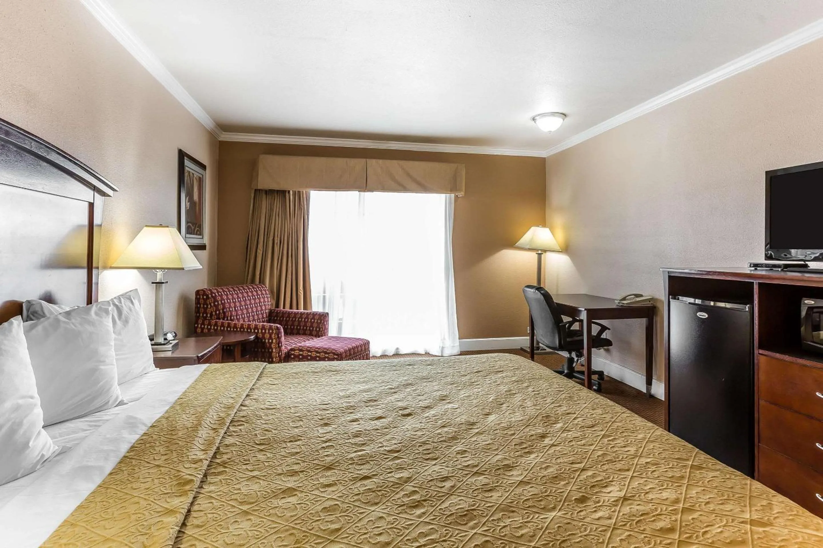 Photo of the whole room, Bed in Quality Inn near Hearst Castle