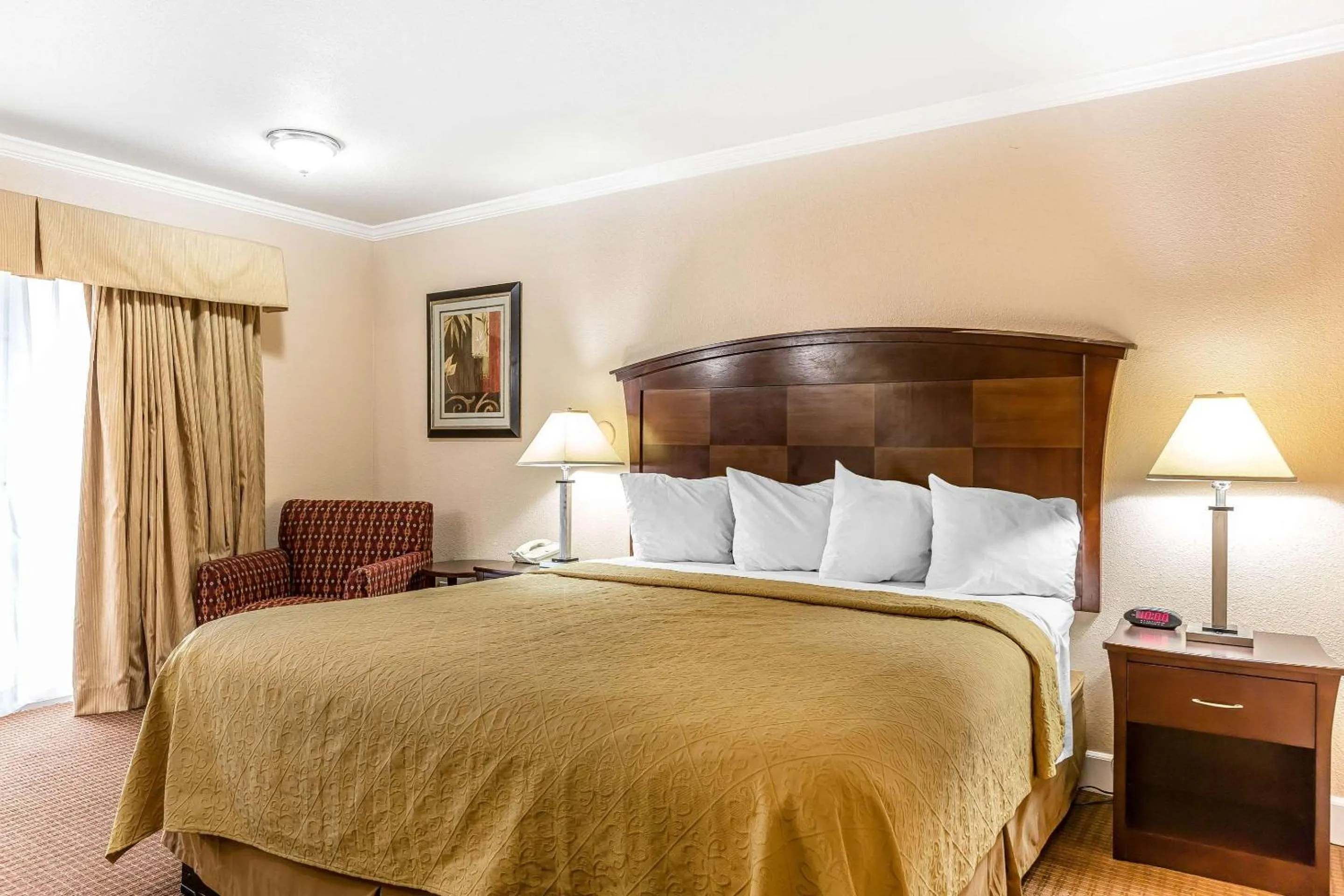 Photo of the whole room, Bed in Quality Inn near Hearst Castle