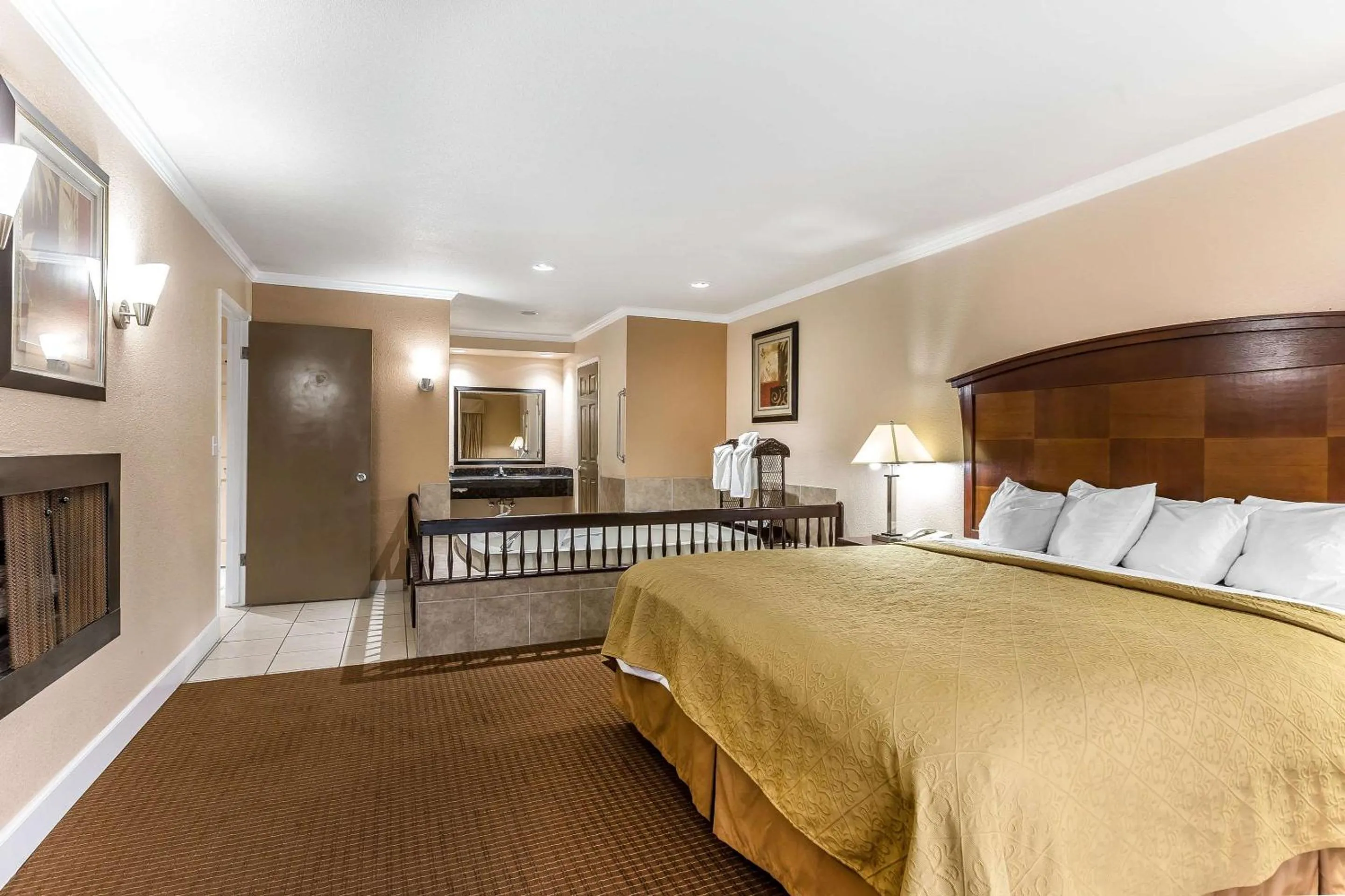 Photo of the whole room, Bed in Quality Inn near Hearst Castle