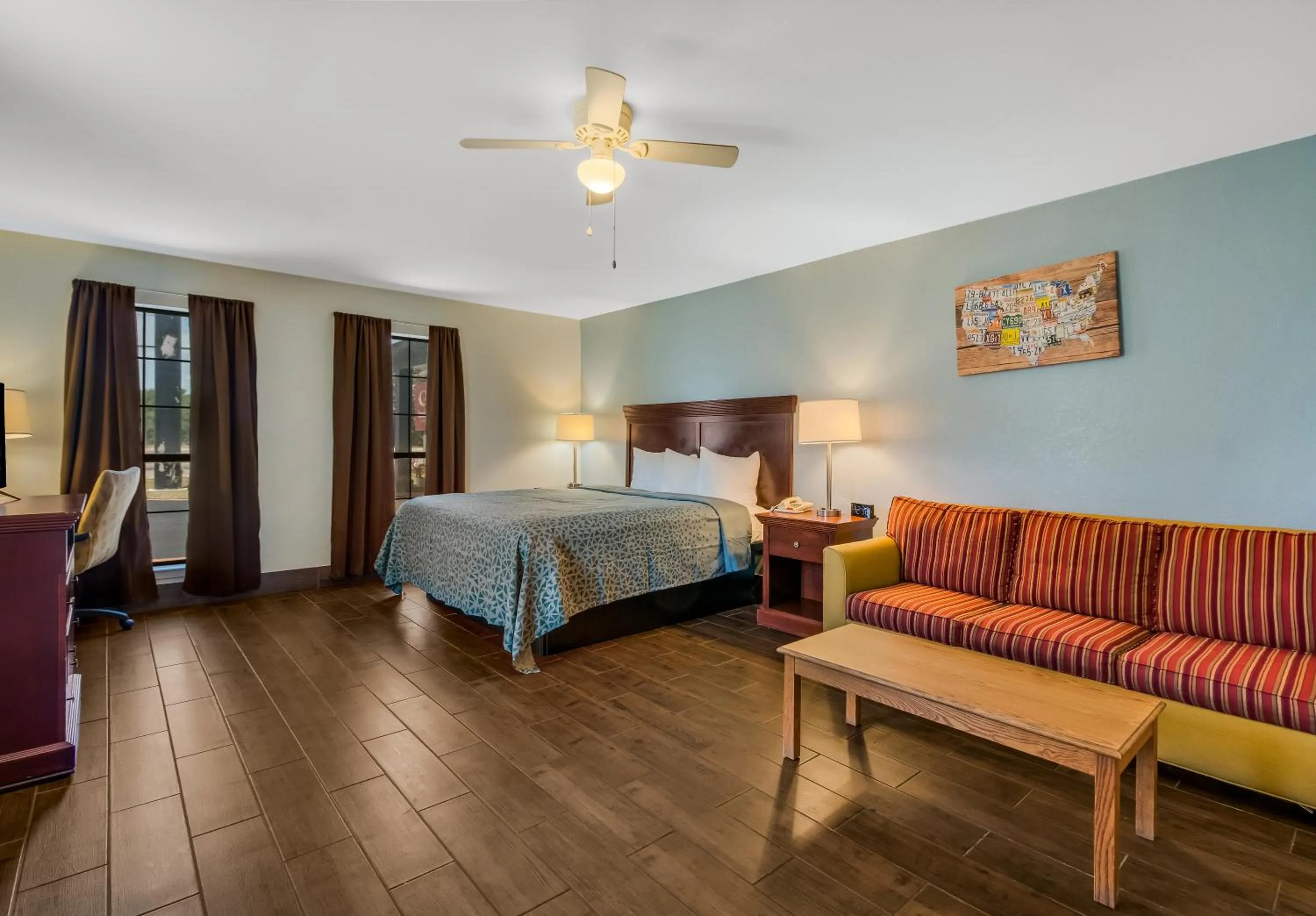 Bed in Econo Lodge Inn & Suites Fulton - Rockport