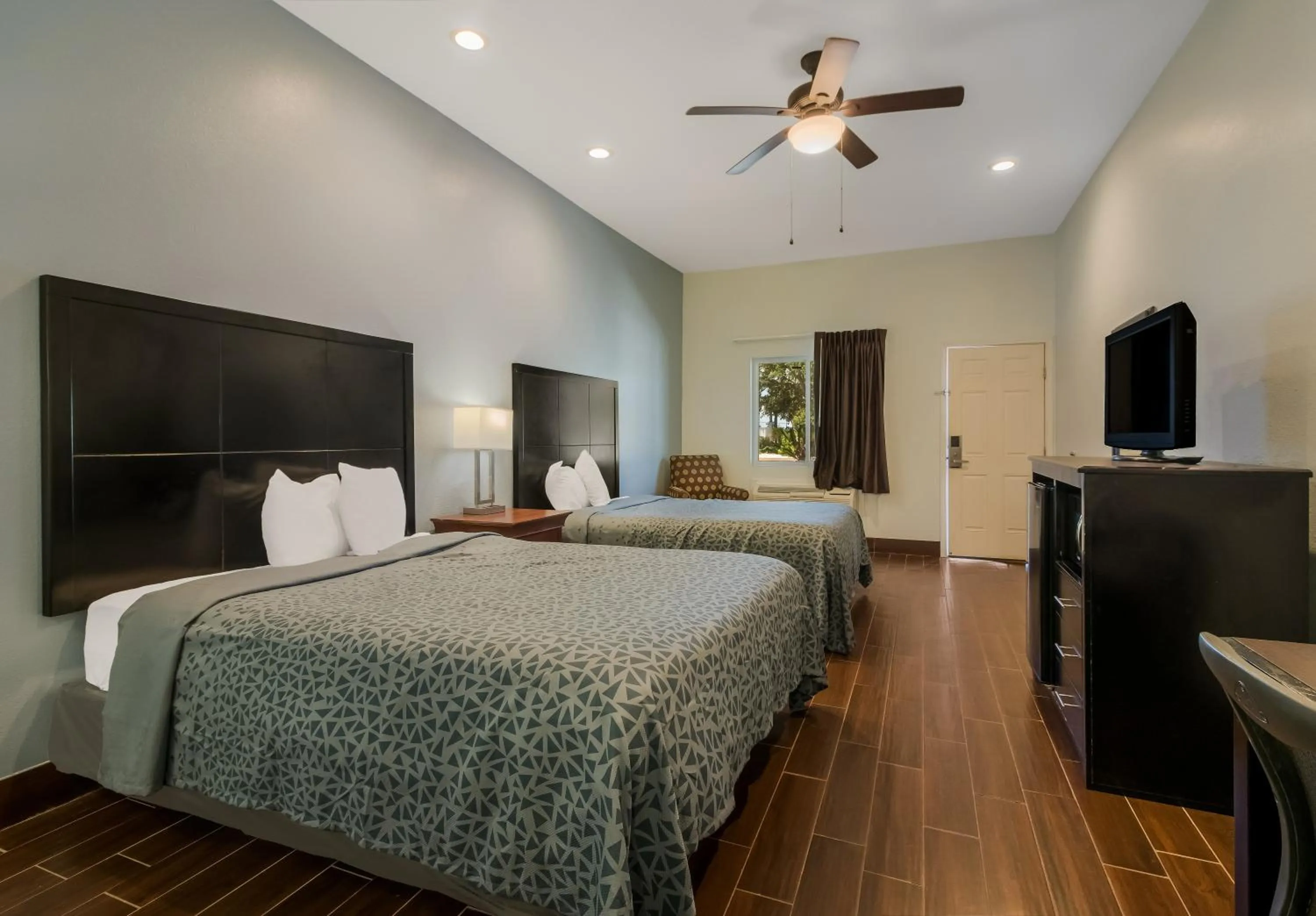 Bed in Econo Lodge Inn & Suites Fulton - Rockport