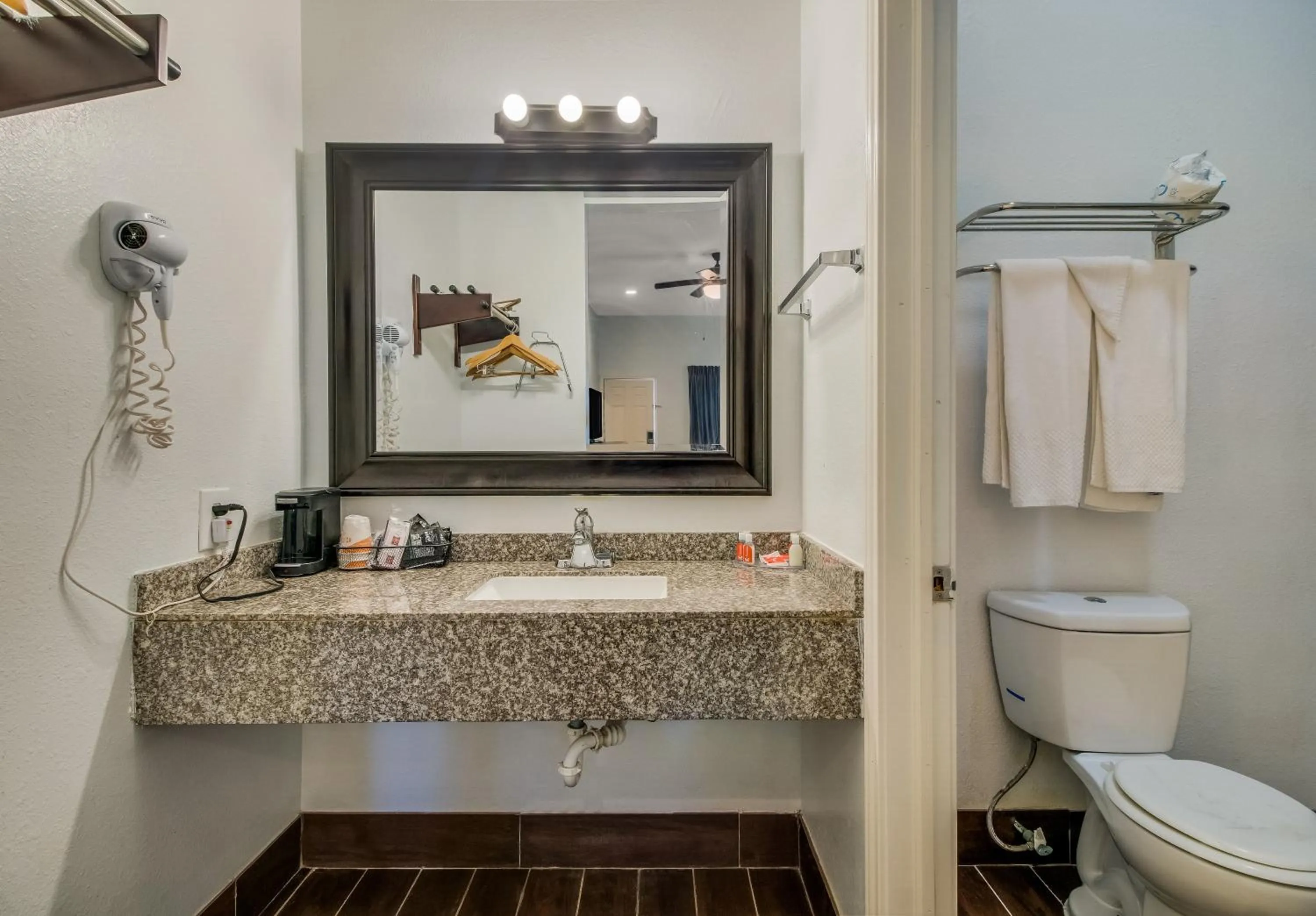 Bathroom in Econo Lodge Inn & Suites Fulton - Rockport