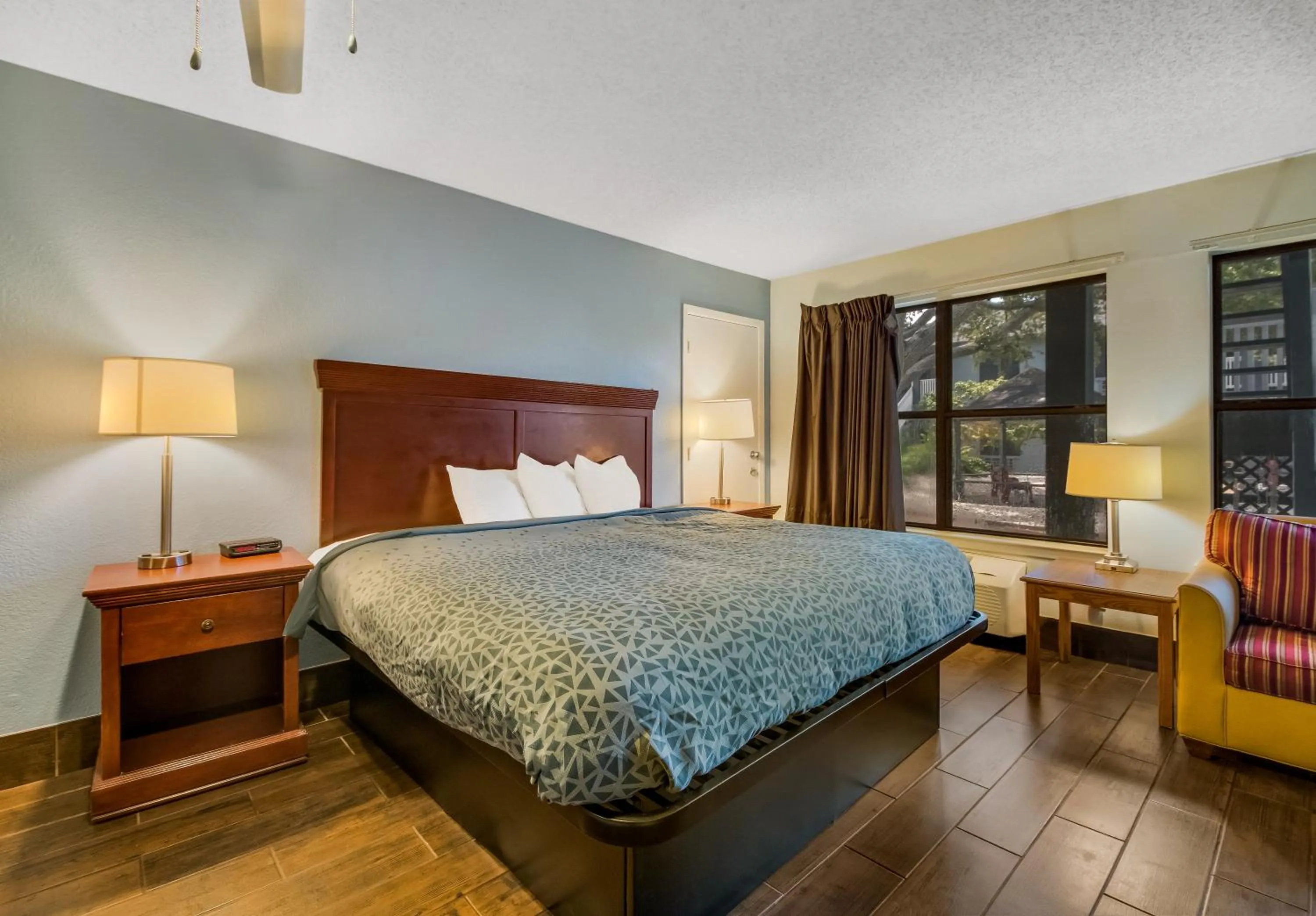 Bed in Econo Lodge Inn & Suites Fulton - Rockport