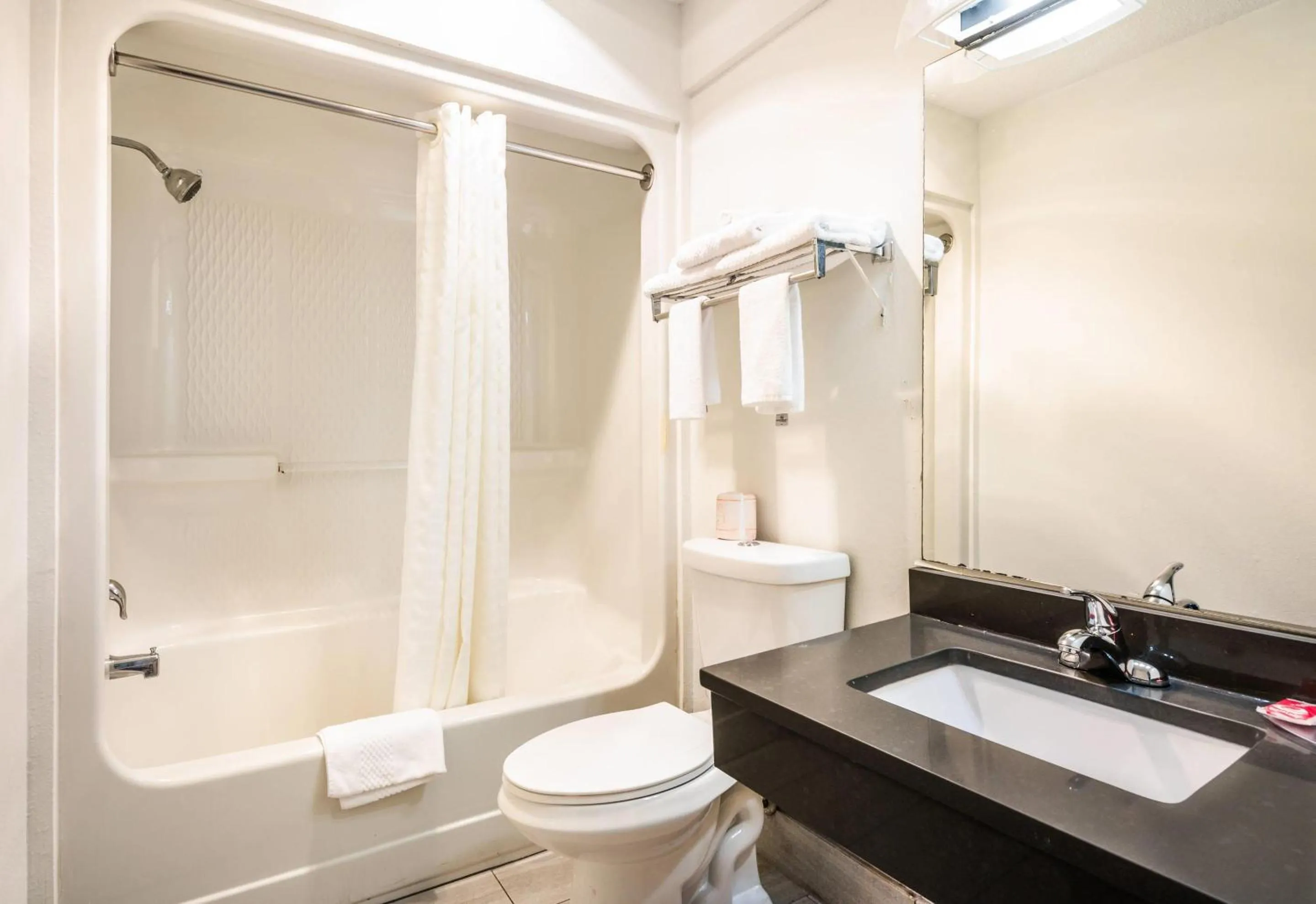 Bedroom in Econo Lodge Glade Springs I-81