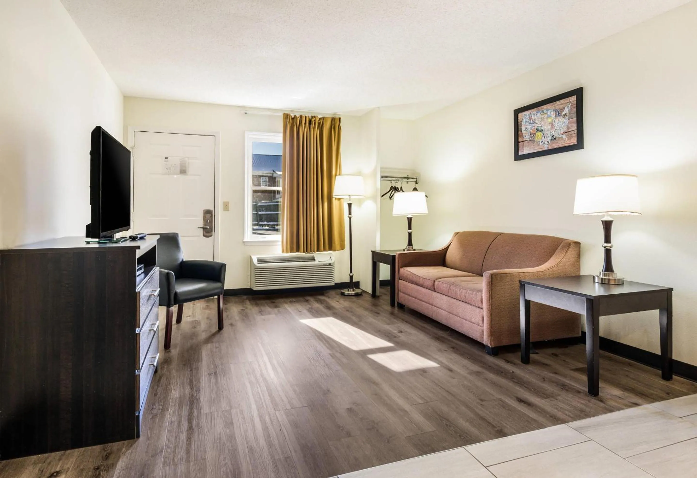 Bedroom, Bed in Econo Lodge Glade Springs I-81