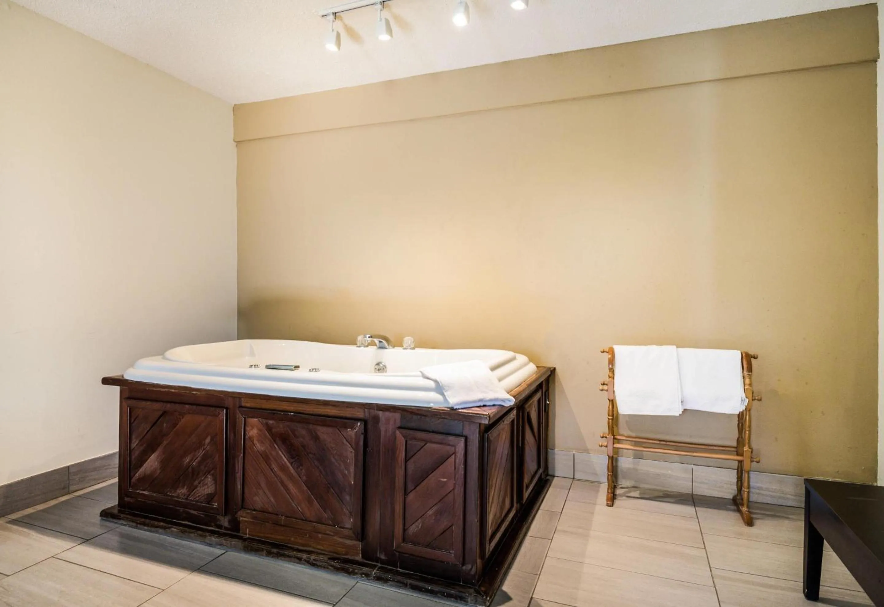 Bedroom in Econo Lodge Glade Springs I-81