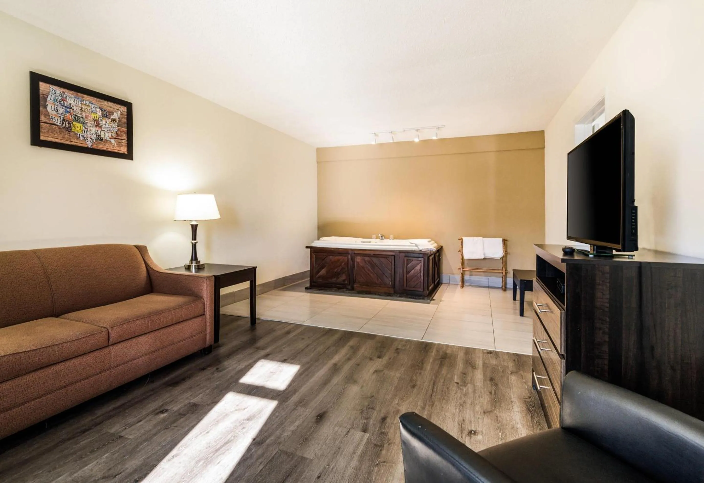 Bedroom, Bed in Econo Lodge Glade Springs I-81