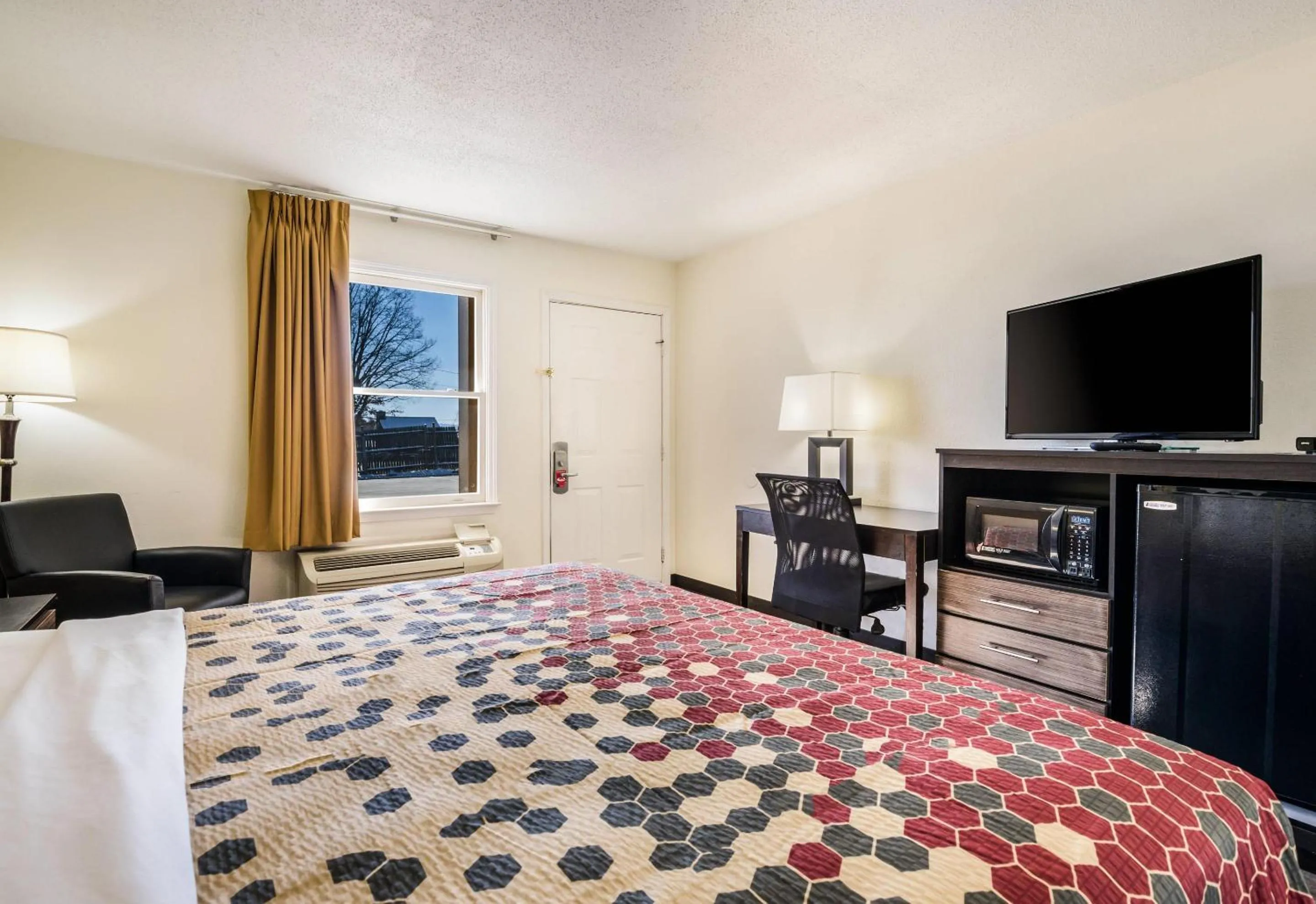 Bedroom, Bed in Econo Lodge Glade Springs I-81