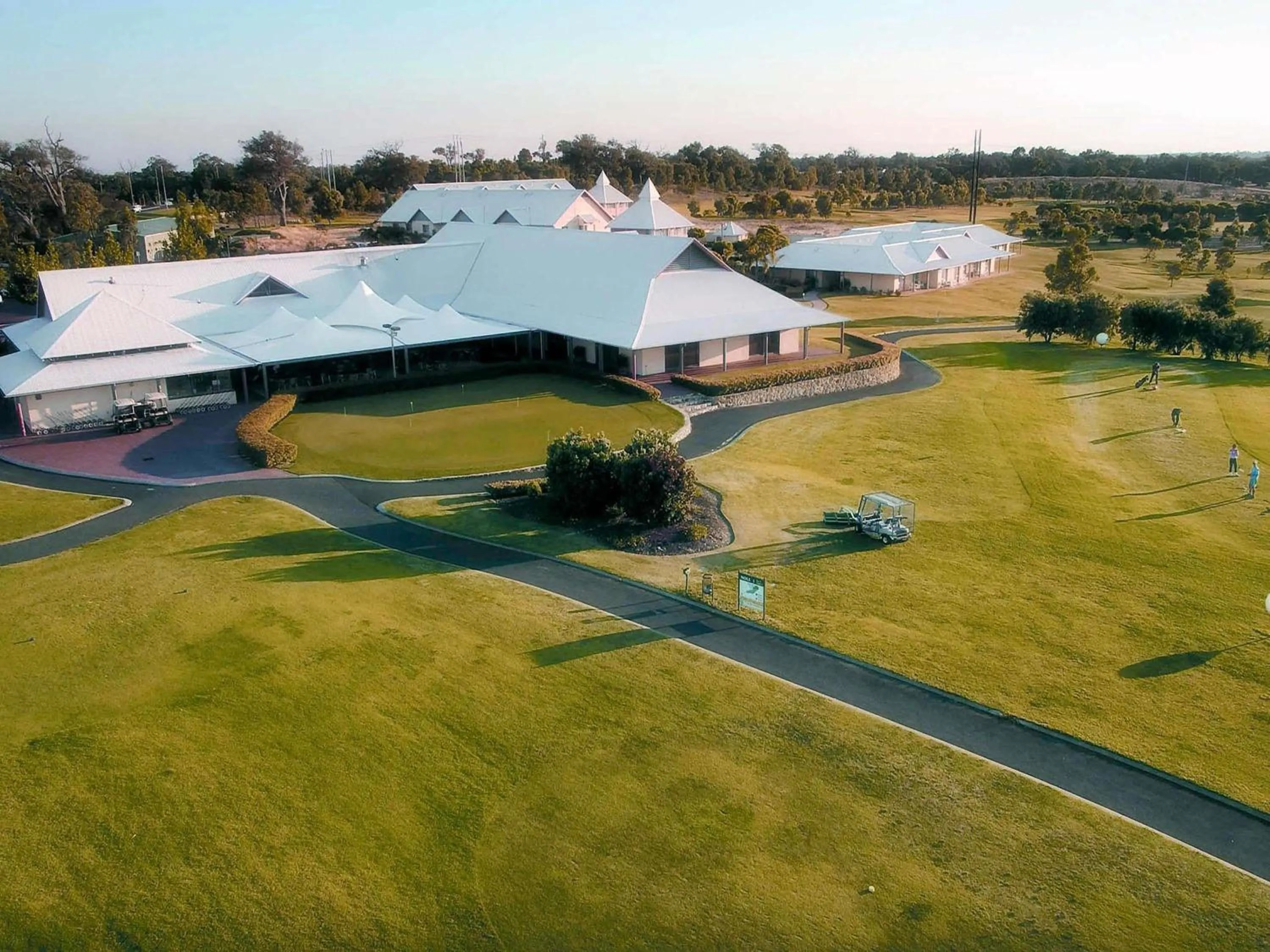 Property building in Mercure Bunbury Sanctuary Golf Resort