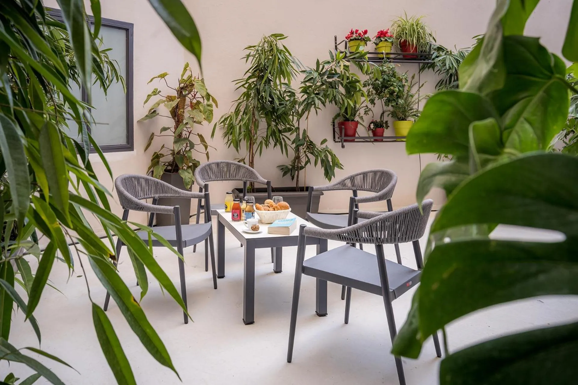 Patio in Urban Nest - Suites & Apartments