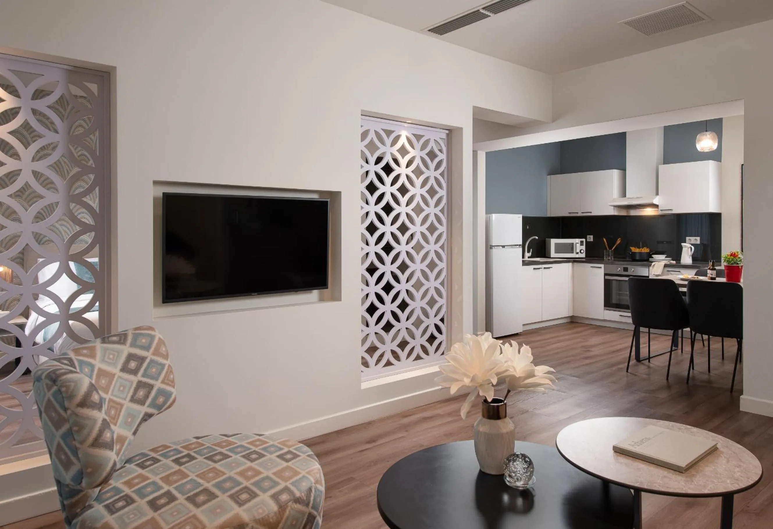 TV and multimedia in Urban Nest - Suites & Apartments