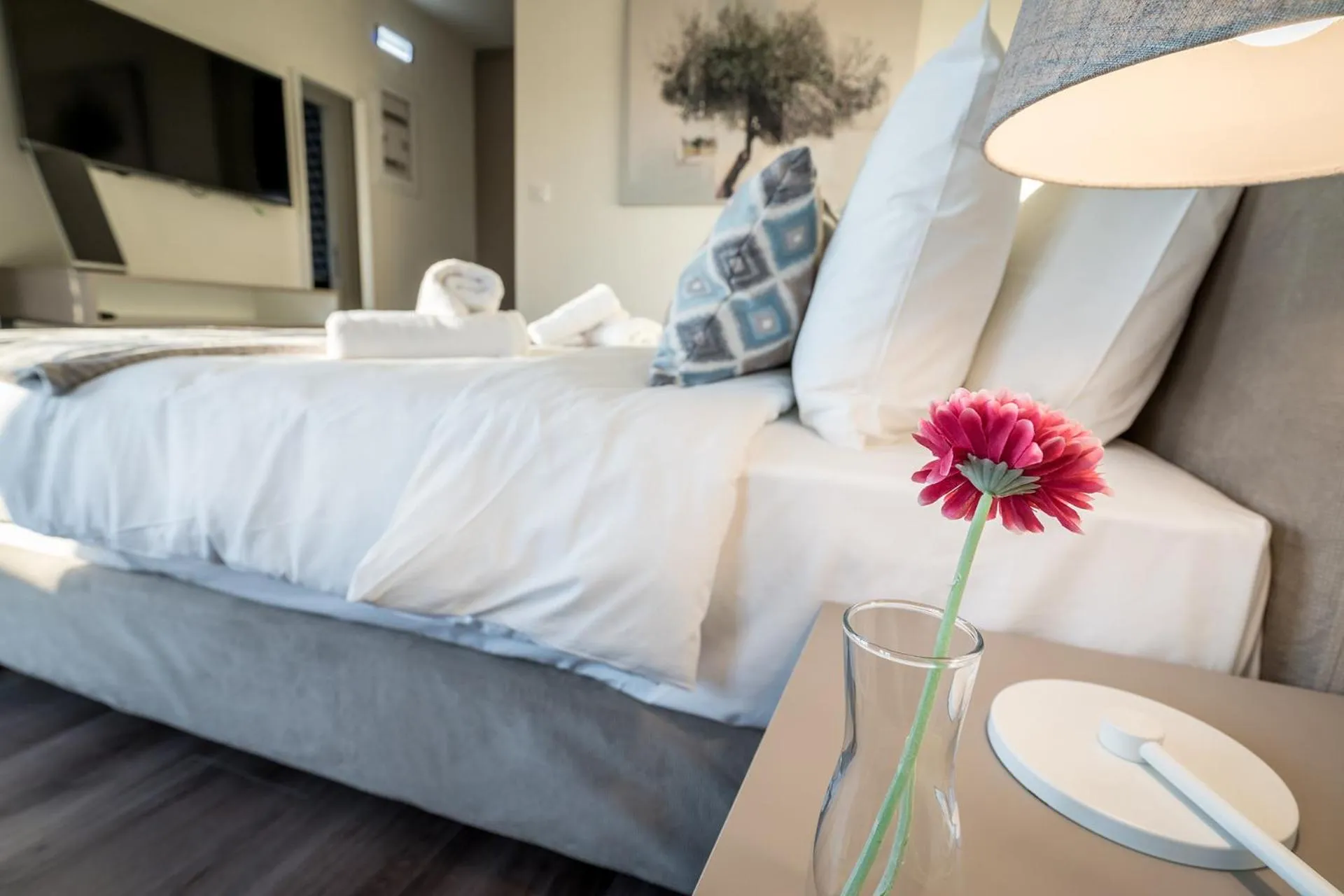 TV and multimedia, Bed in Urban Nest - Suites & Apartments