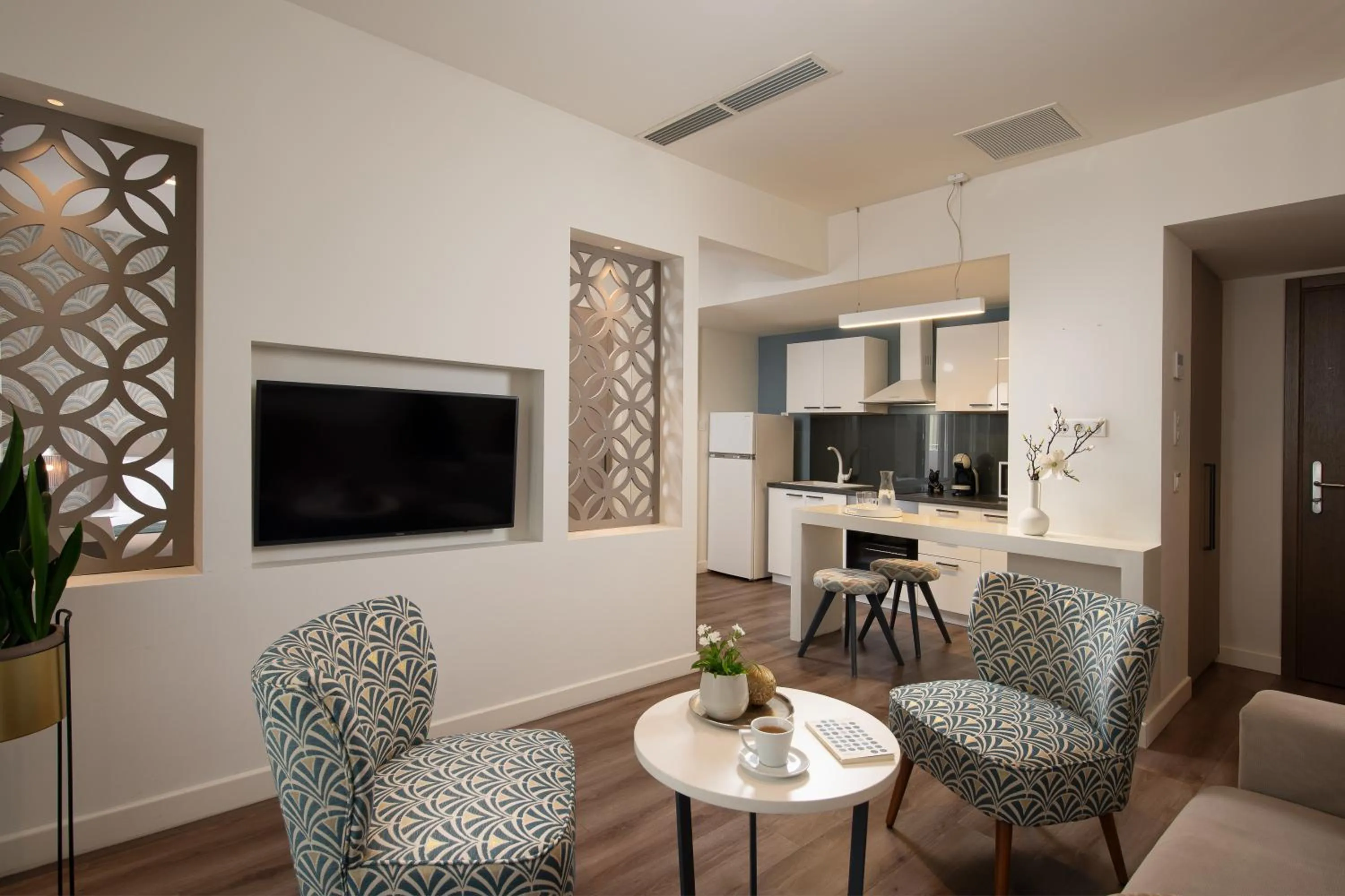TV and multimedia in Urban Nest - Suites & Apartments
