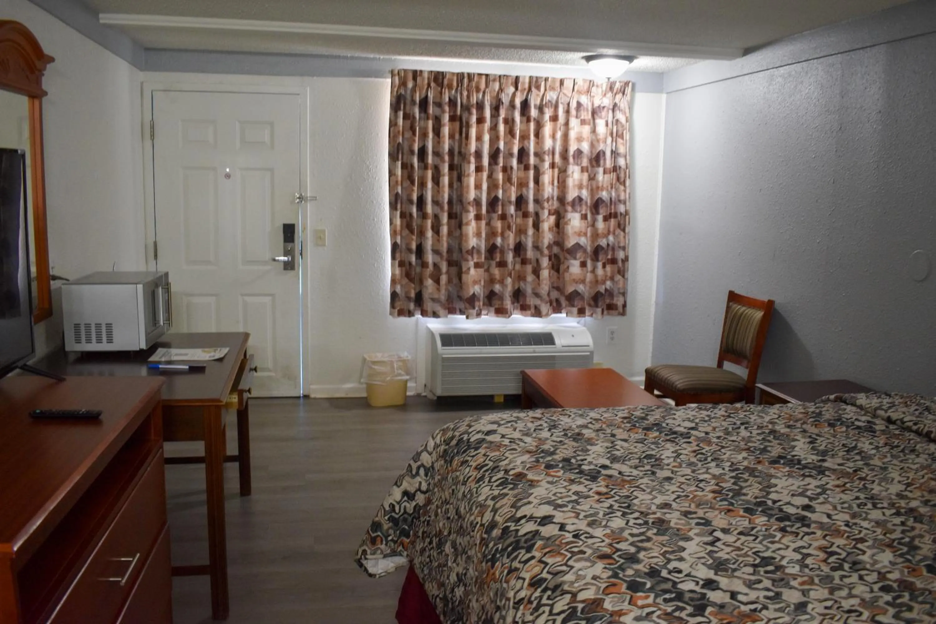 Bed in Rodeway Inn Auburn Hills - Detroit