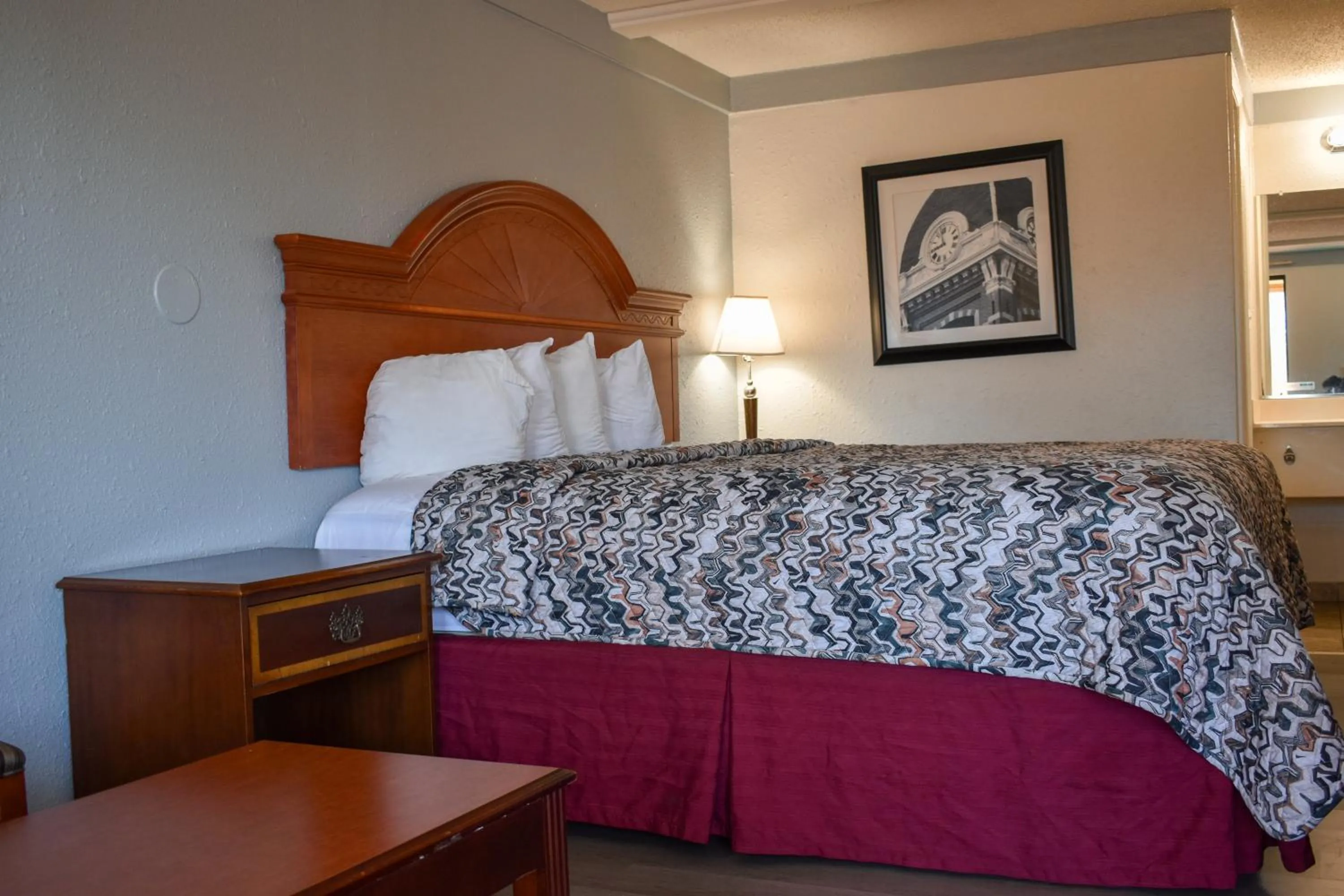 Bed in Rodeway Inn Auburn Hills - Detroit