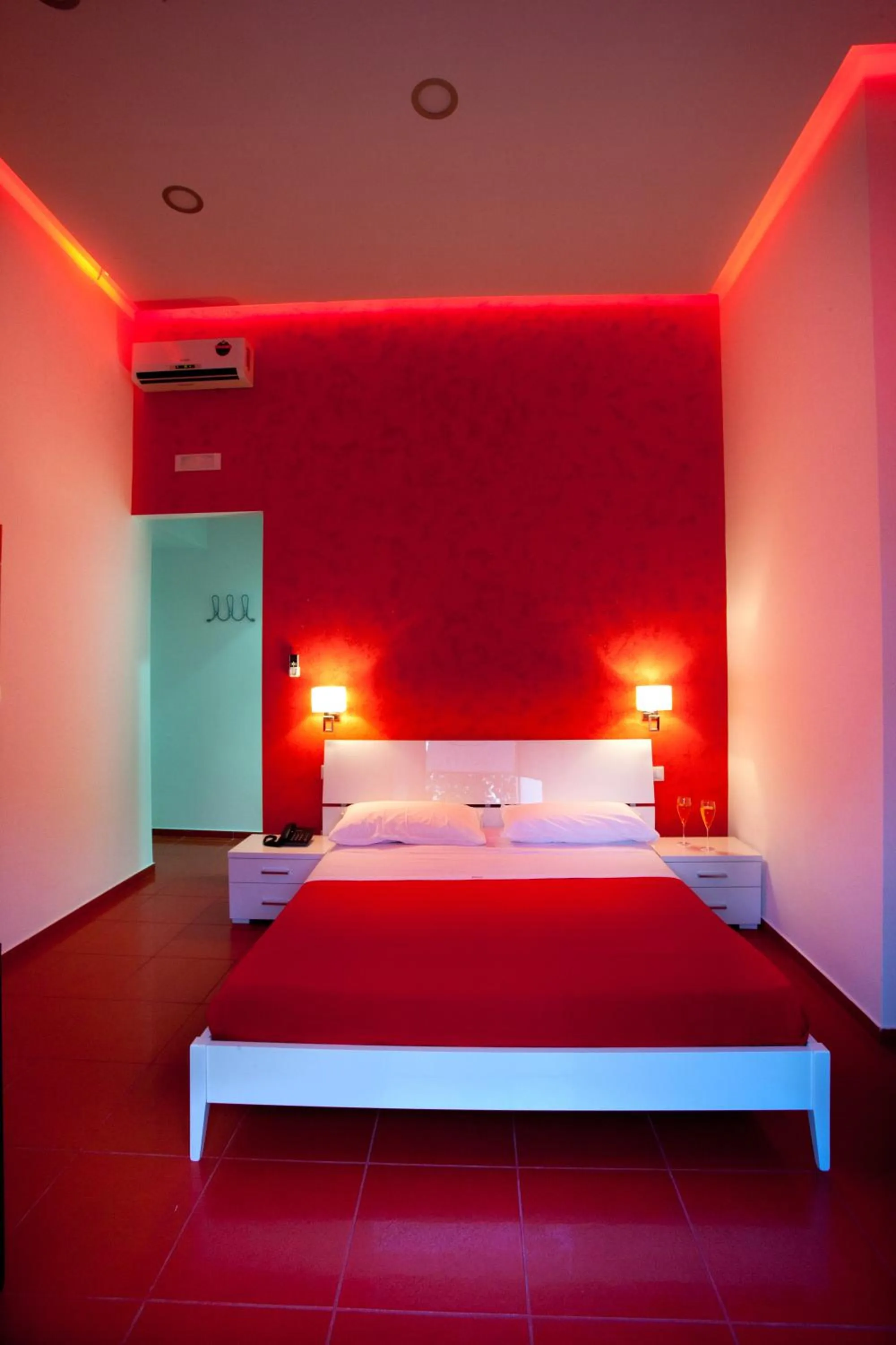 Photo of the whole room, Bed in MergellinaResort