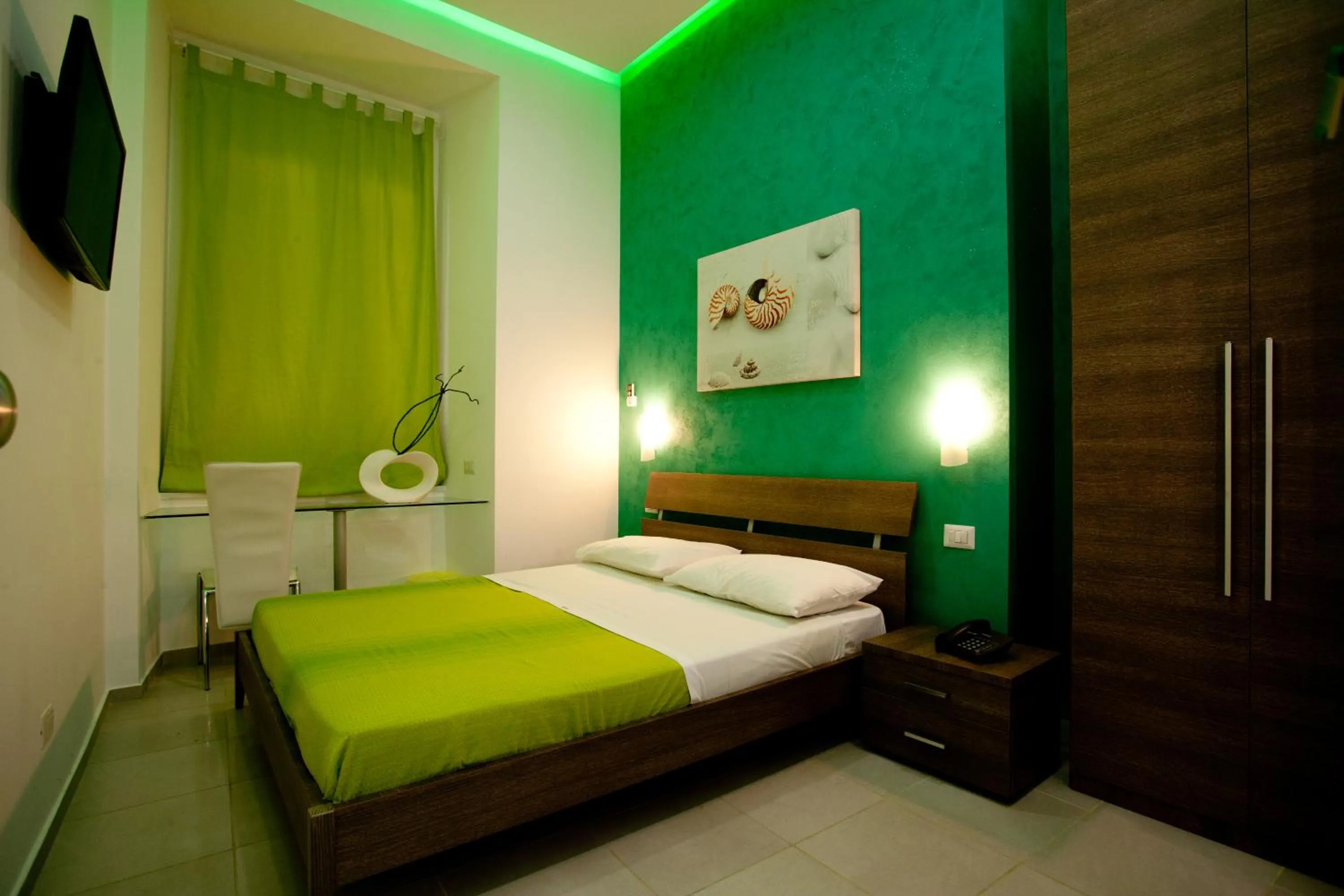 Photo of the whole room, Bed in MergellinaResort