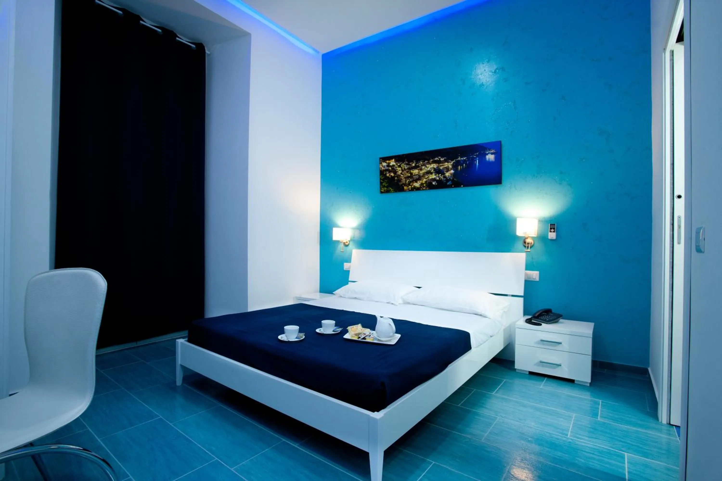 Photo of the whole room, Bed in MergellinaResort