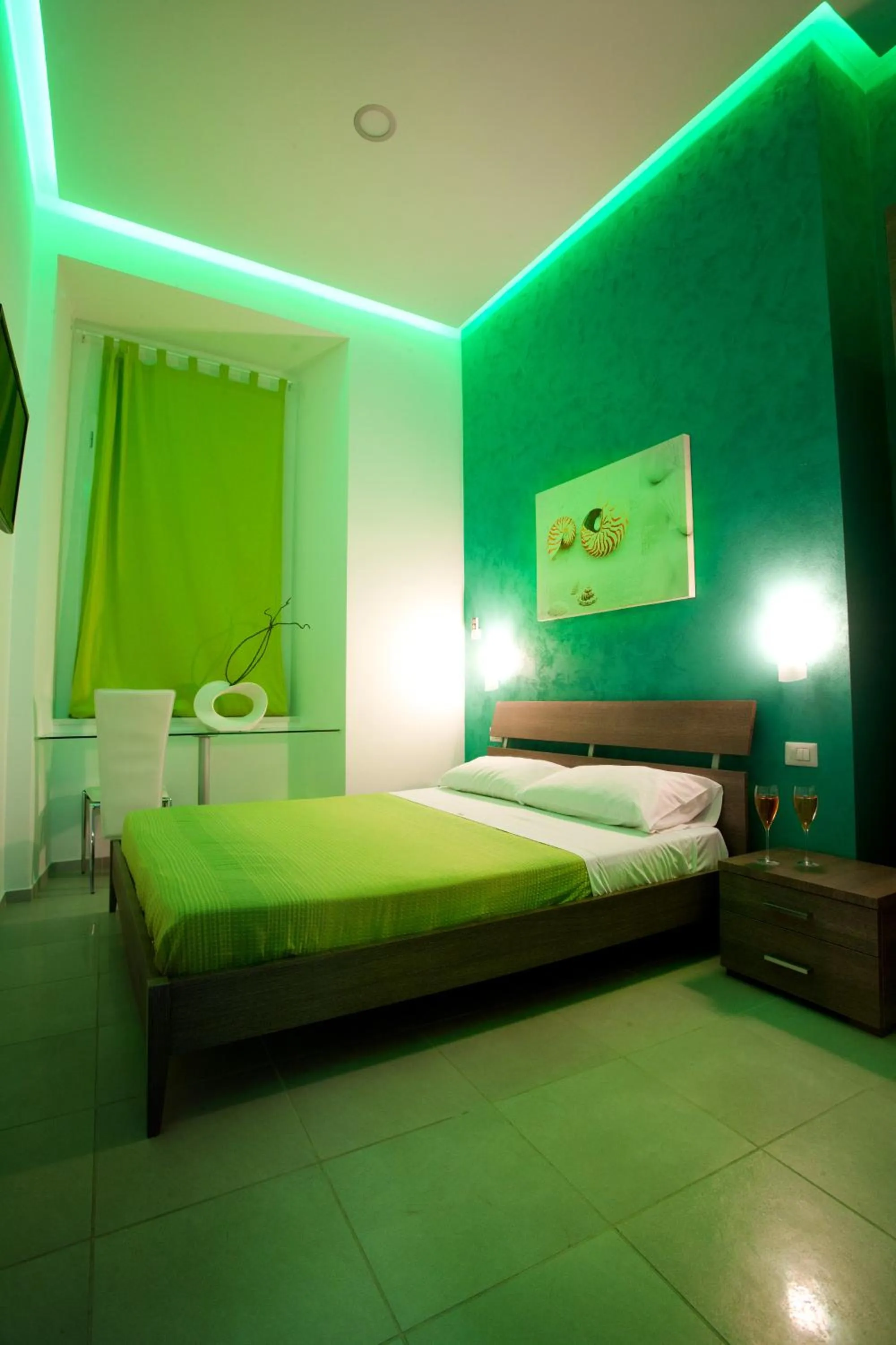 Photo of the whole room, Bed in MergellinaResort