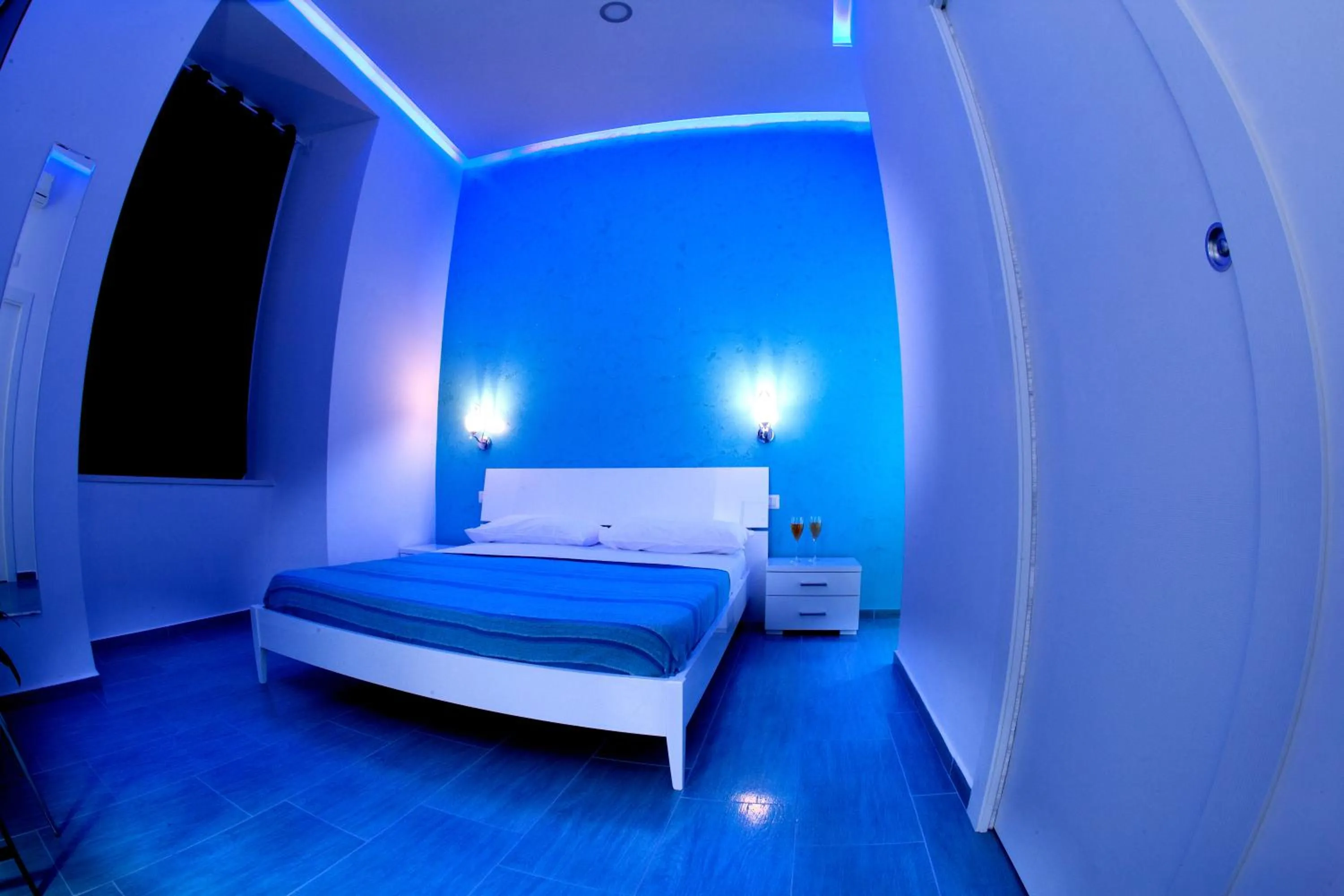 Photo of the whole room, Bed in MergellinaResort