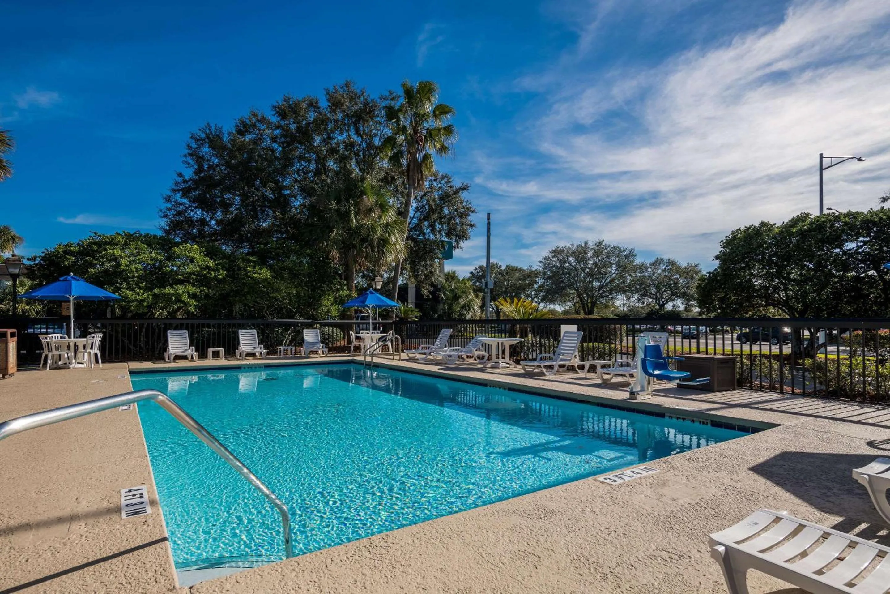 Swimming pool in Quality Inn Orange Park Jacksonville