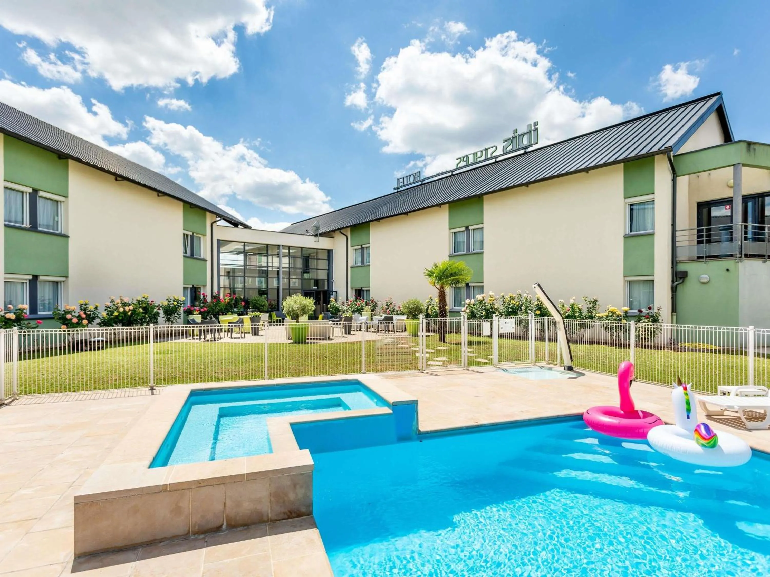 Pool view in Hôtel Ibis Styles Bourges