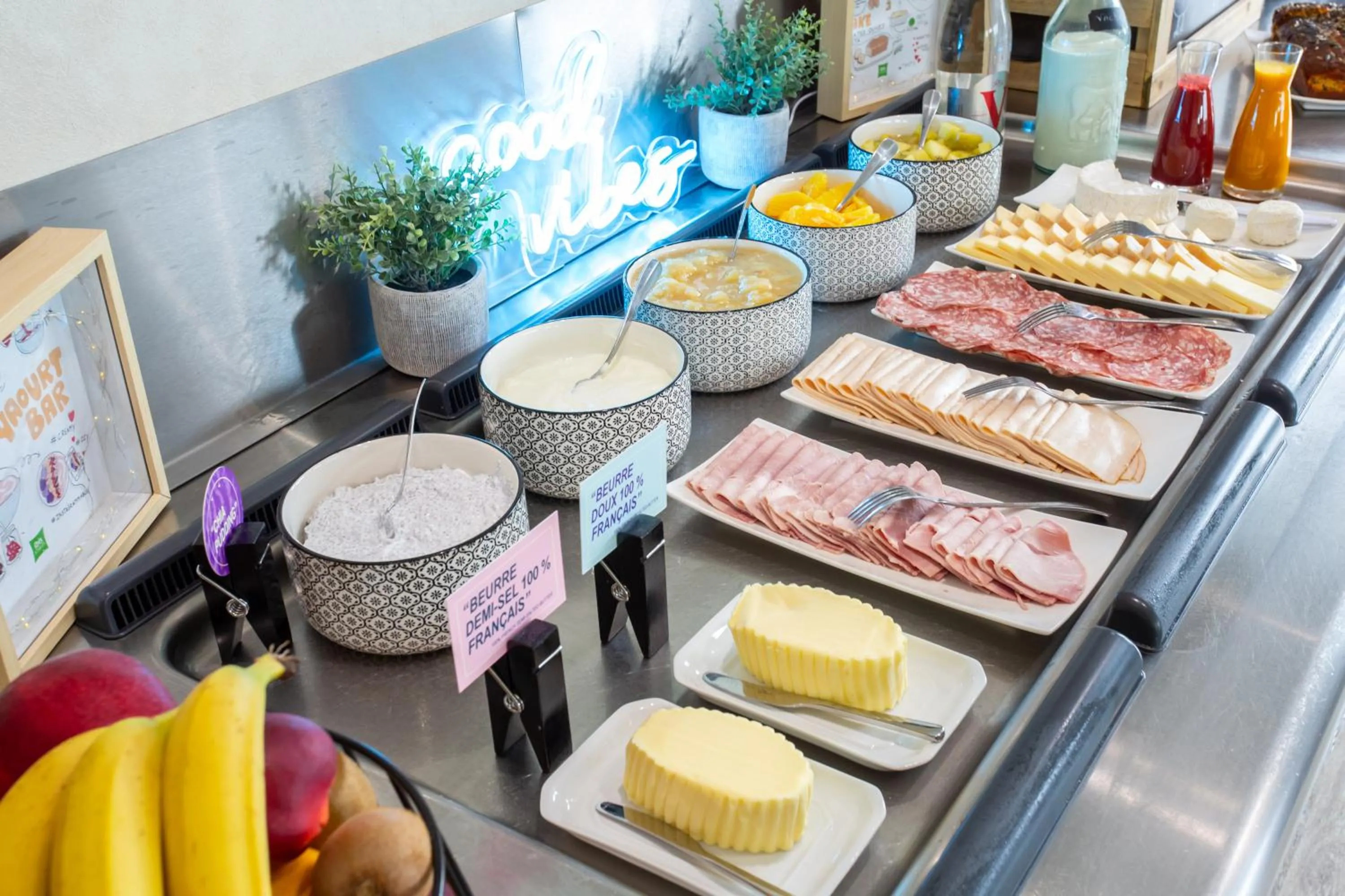 Buffet breakfast in Hôtel Ibis Styles Bourges