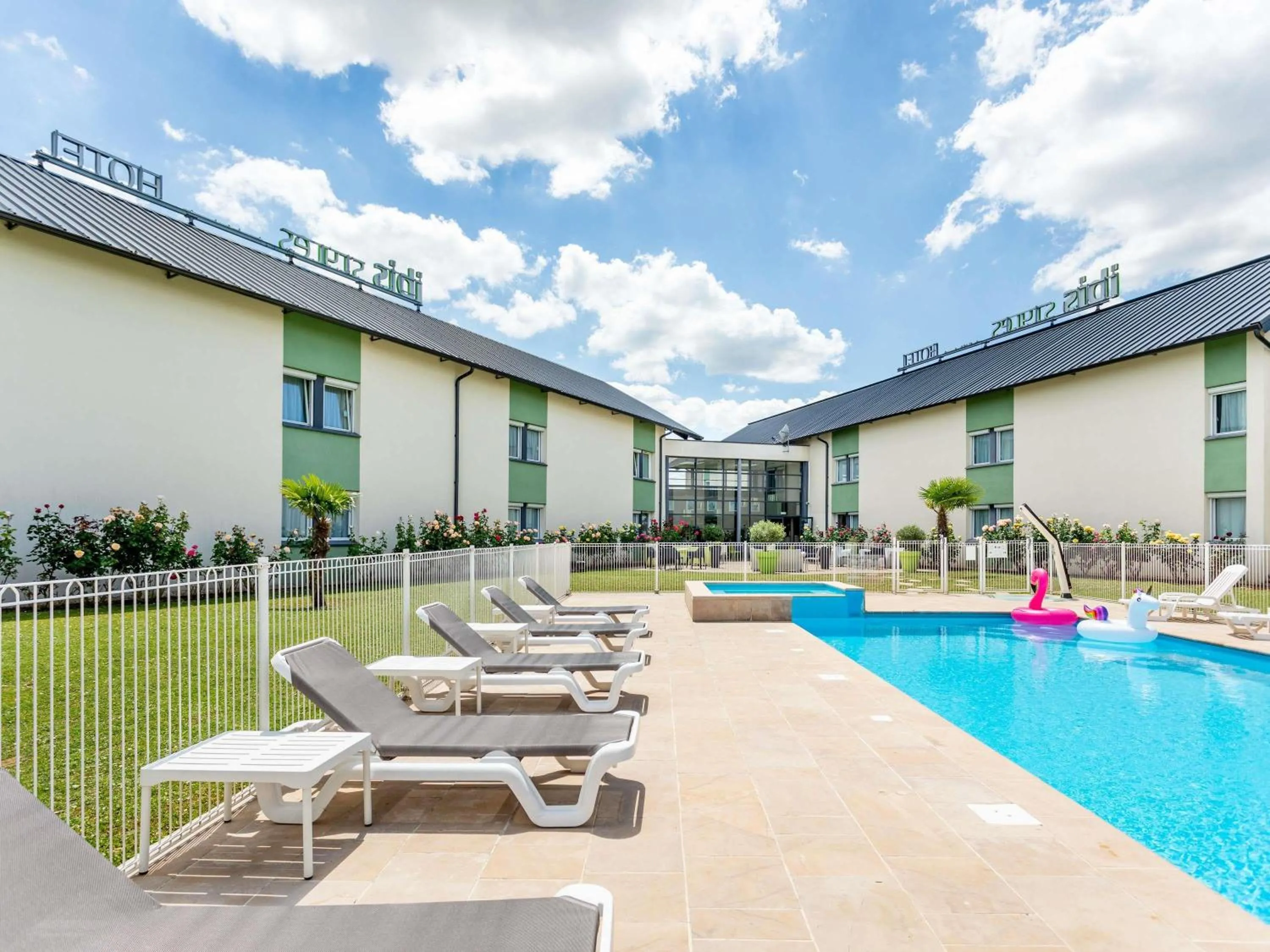 Pool view in Hôtel Ibis Styles Bourges