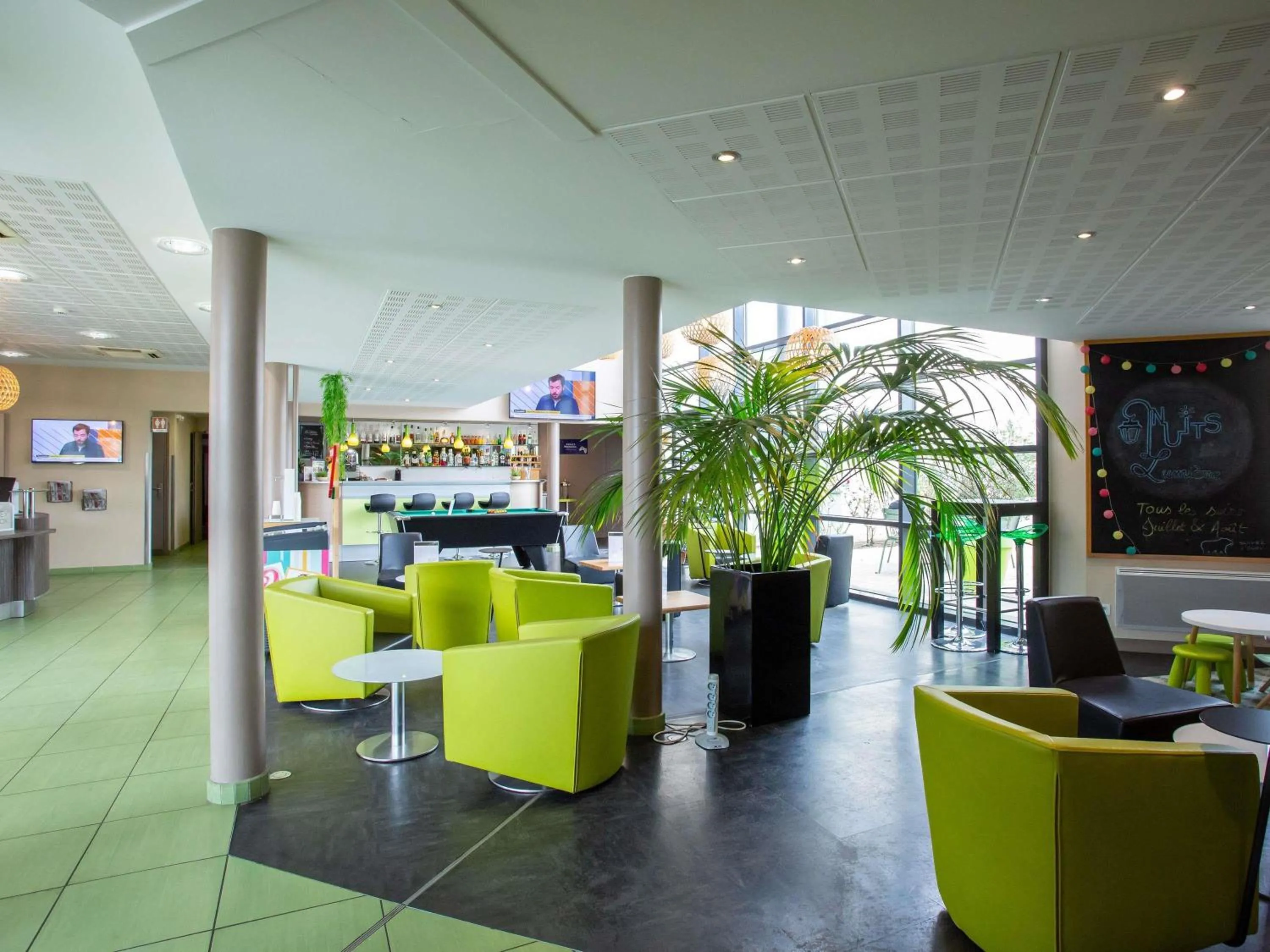 Lounge or bar in Hôtel Ibis Styles Bourges