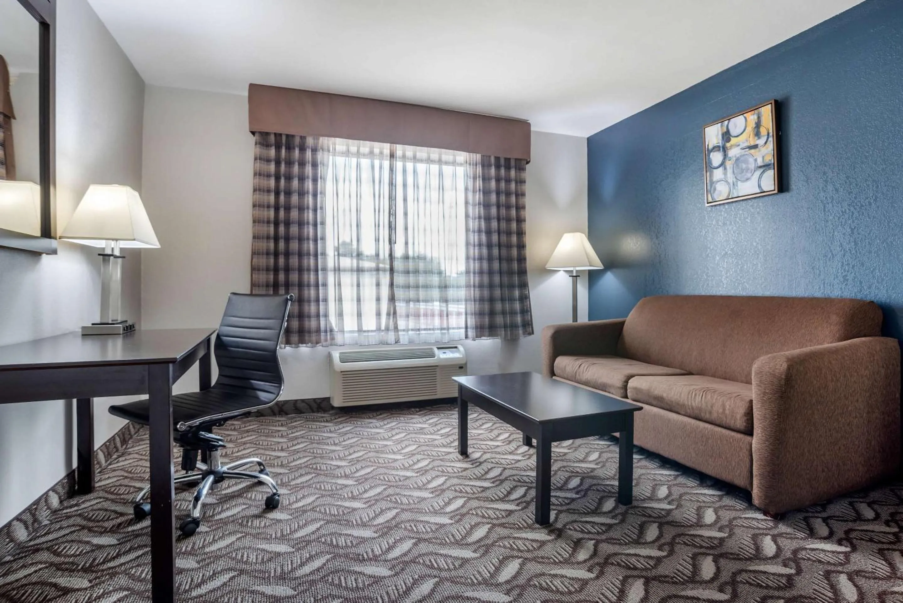 Bedroom in Quality Suites Baton Rouge East - Denham Springs