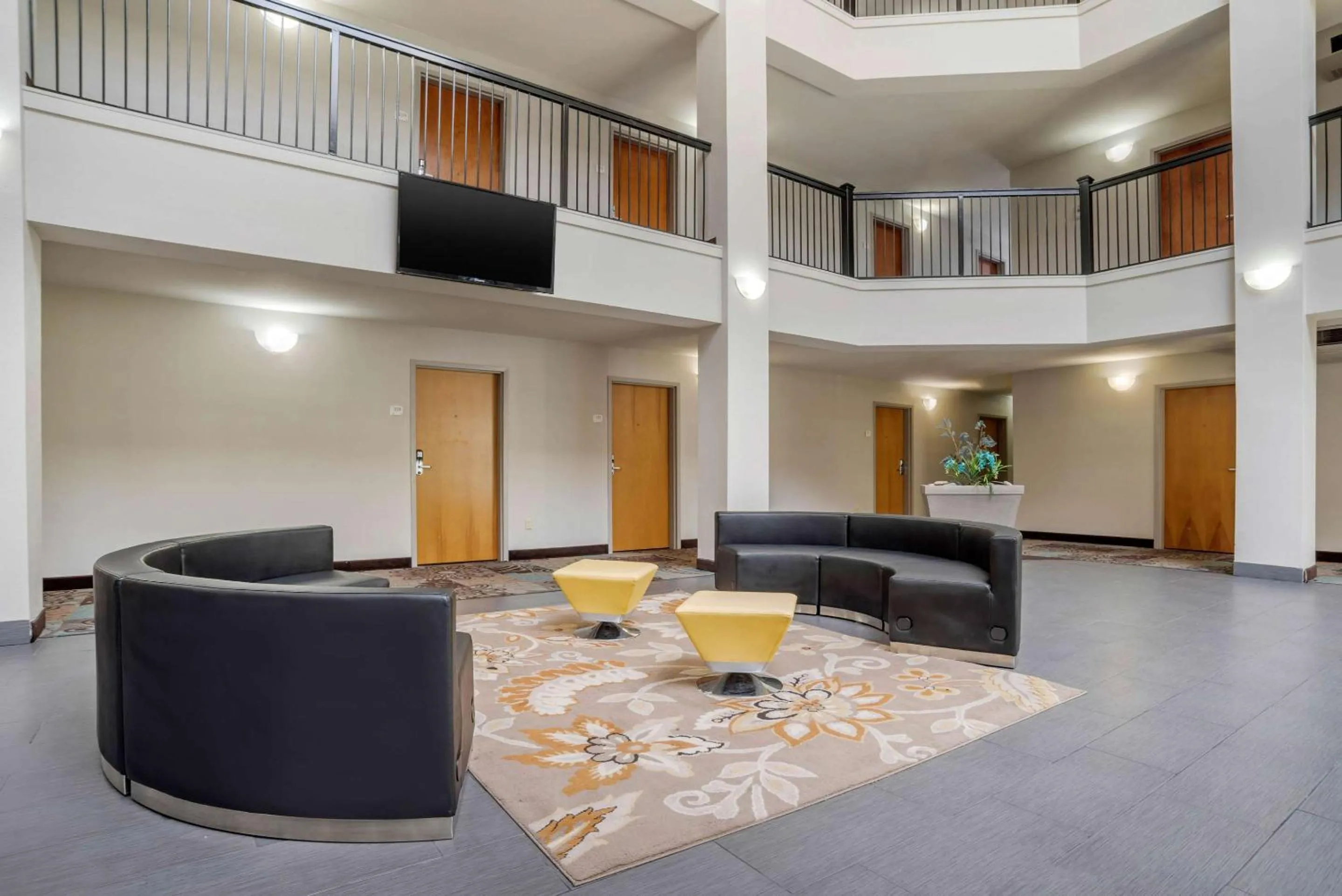 Lobby or reception in Quality Suites Baton Rouge East - Denham Springs