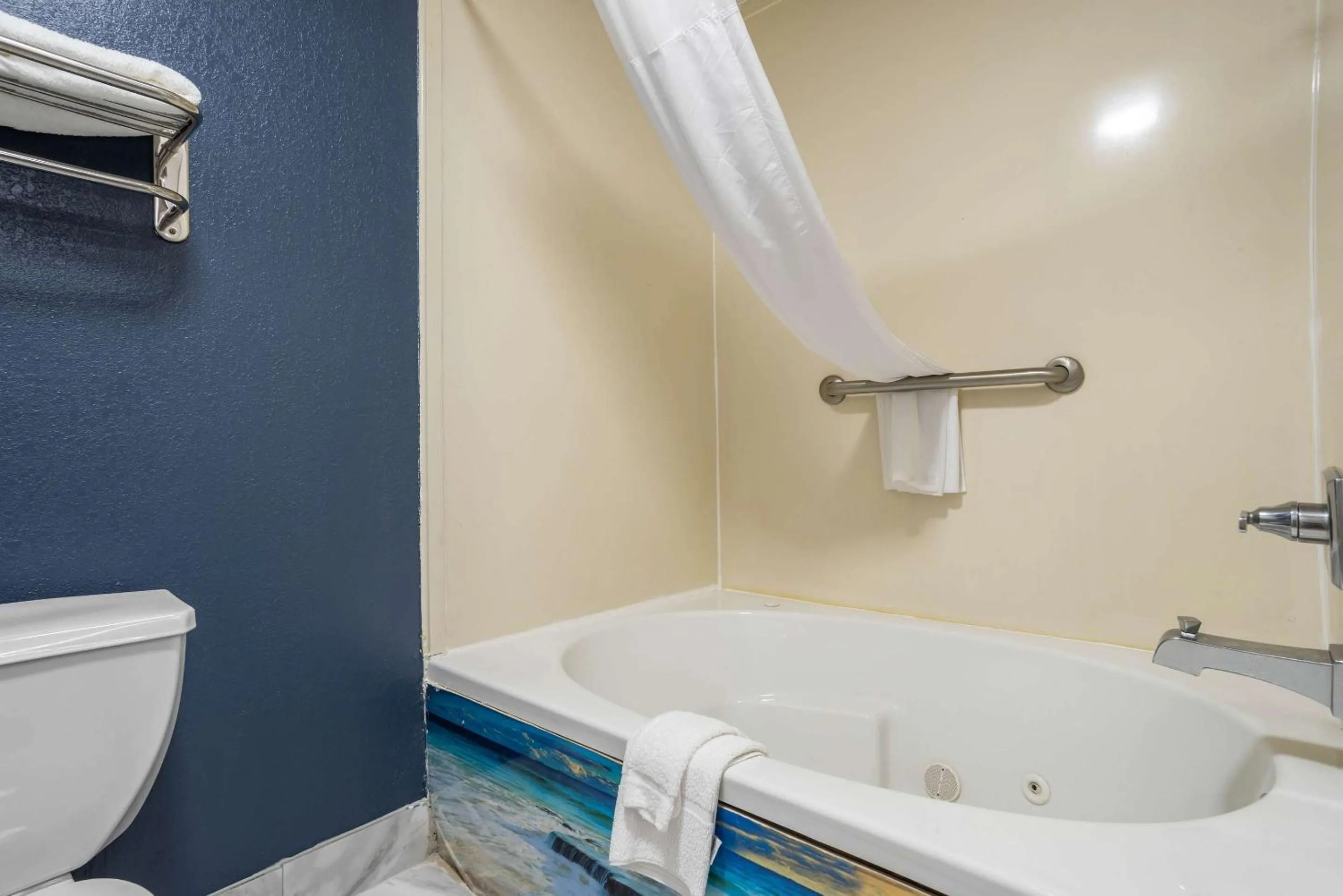 Bedroom in Quality Suites Baton Rouge East - Denham Springs