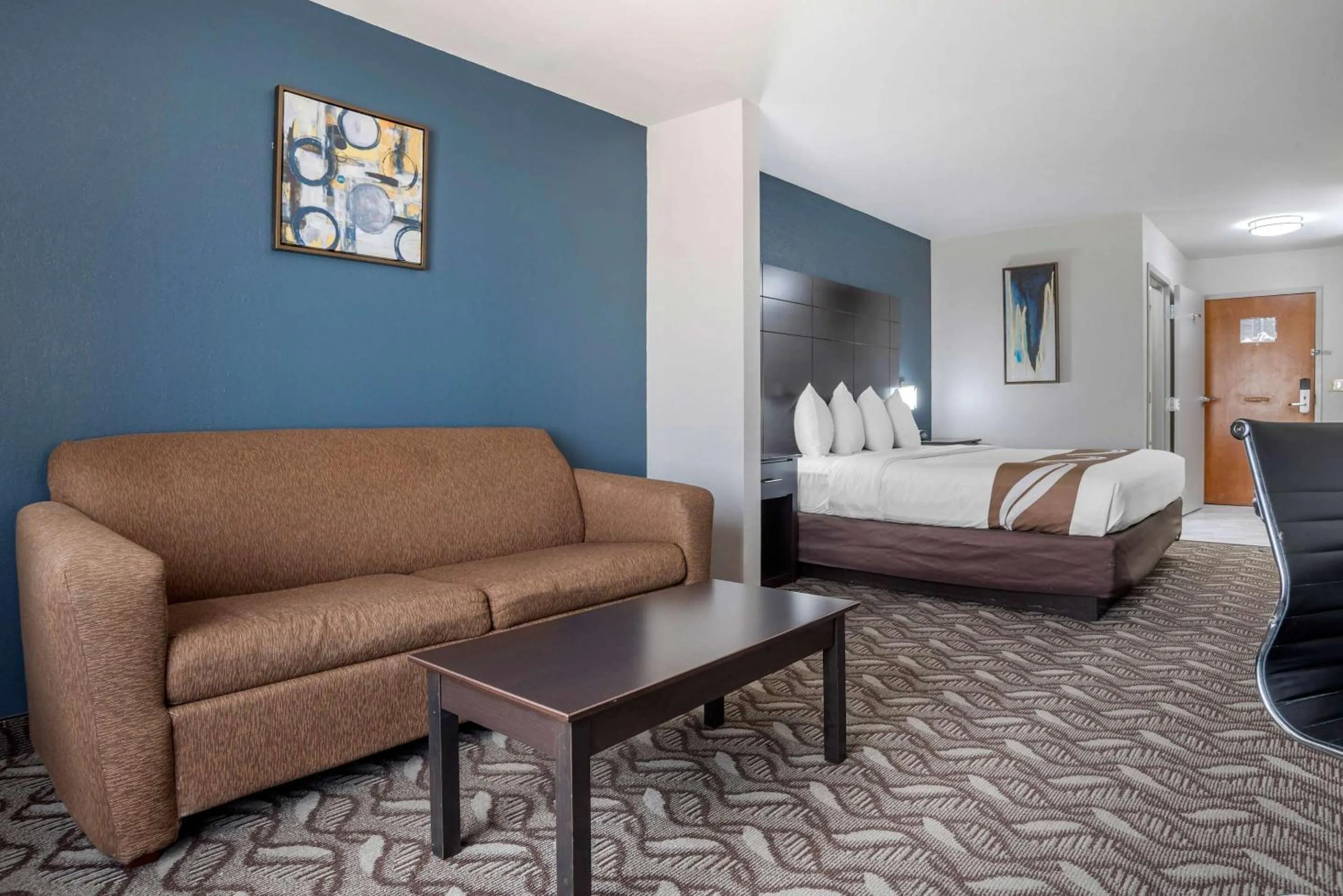 Bedroom in Quality Suites Baton Rouge East - Denham Springs