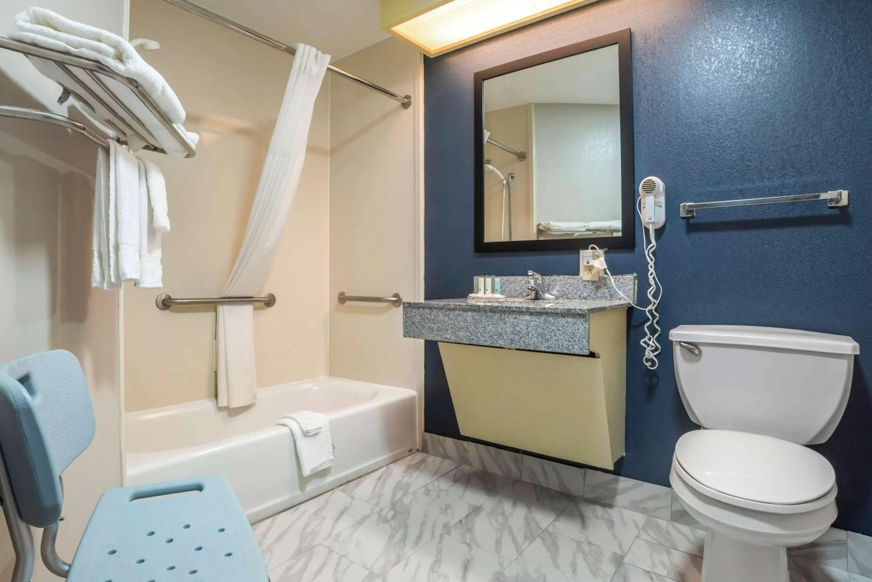 Bedroom in Quality Suites Baton Rouge East - Denham Springs