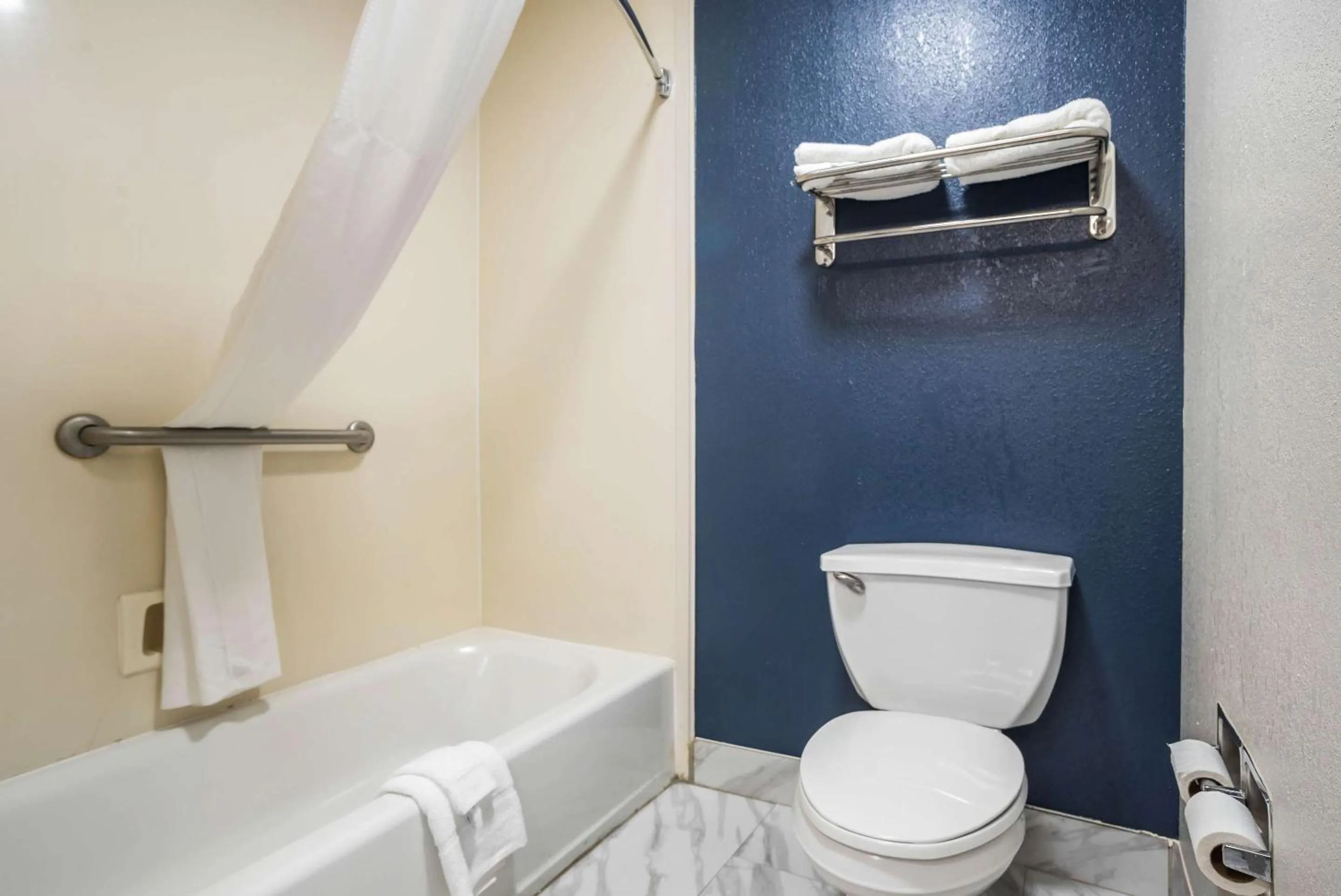 Bedroom in Quality Suites Baton Rouge East - Denham Springs