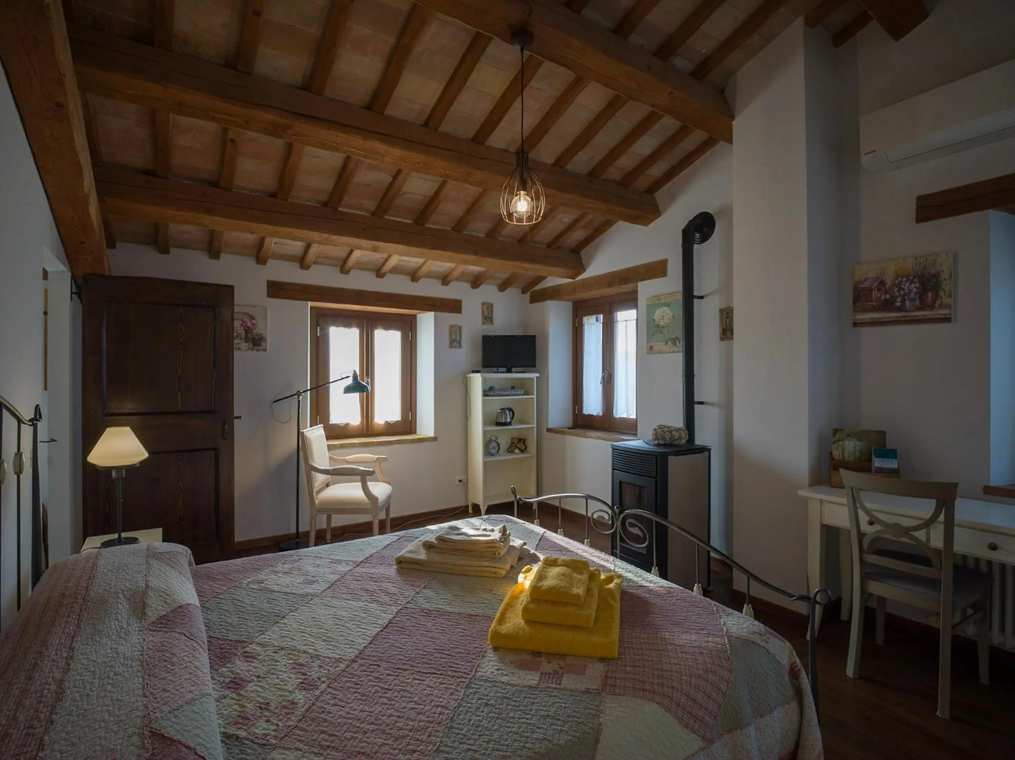 Photo of the whole room, Bed in Quelli del Picchio