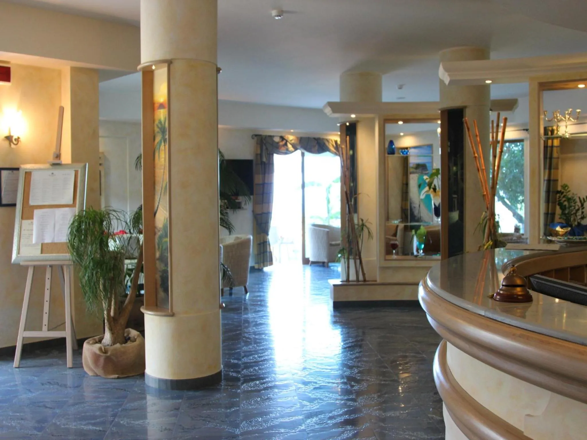 Communal lounge/ TV room in Blu Tropical Resort