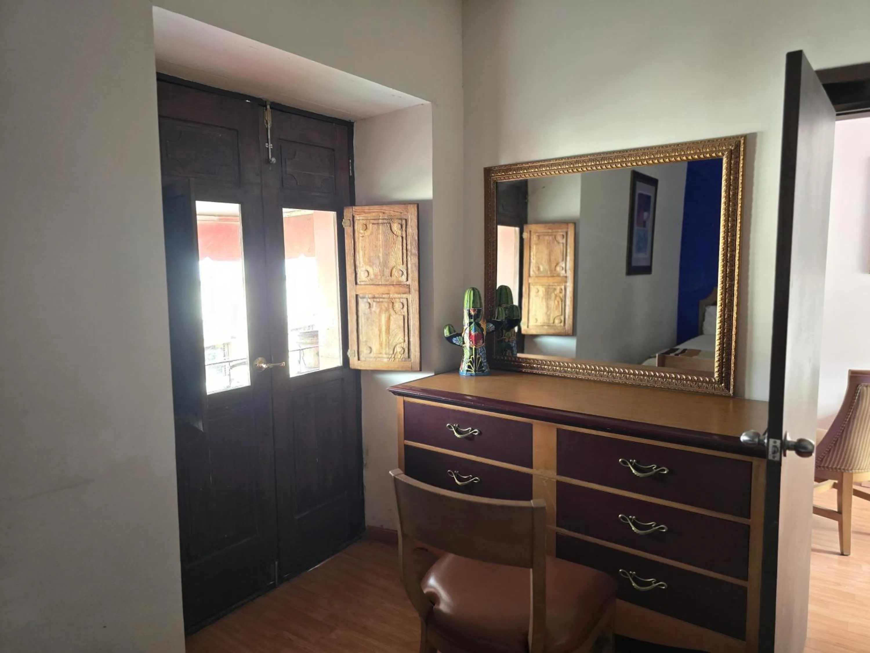 wardrobe in HOTEL BOUTIQUE EL VIEJO MUNDO