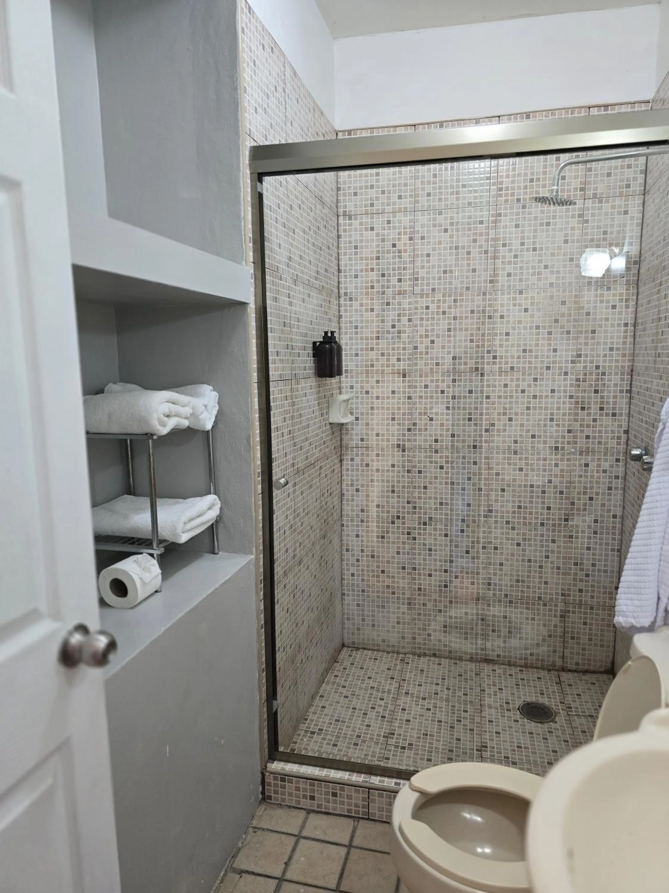Shower in HOTEL BOUTIQUE EL VIEJO MUNDO