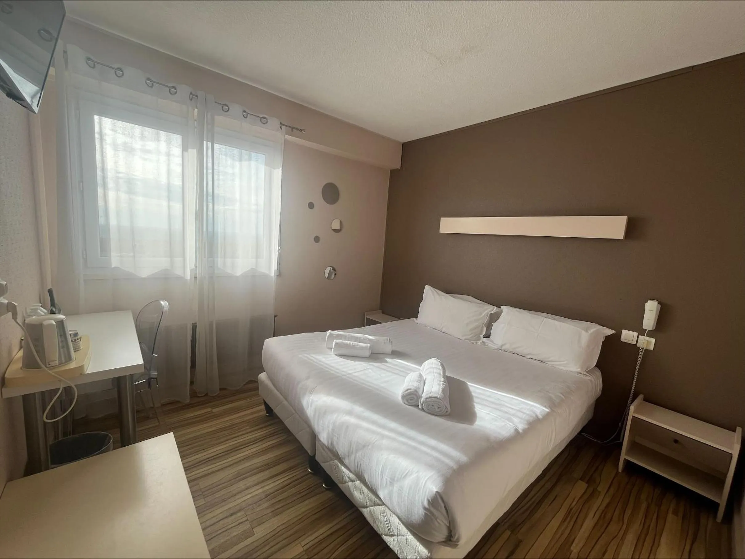 Photo of the whole room, Bed in Logis Hôtel de la Bruyere