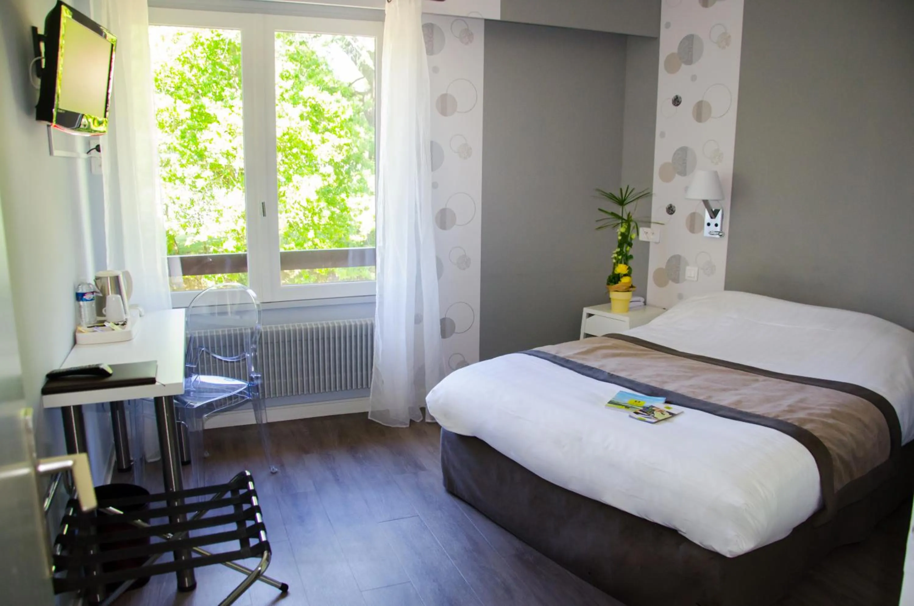 Photo of the whole room, Bed in Logis Hôtel de la Bruyere