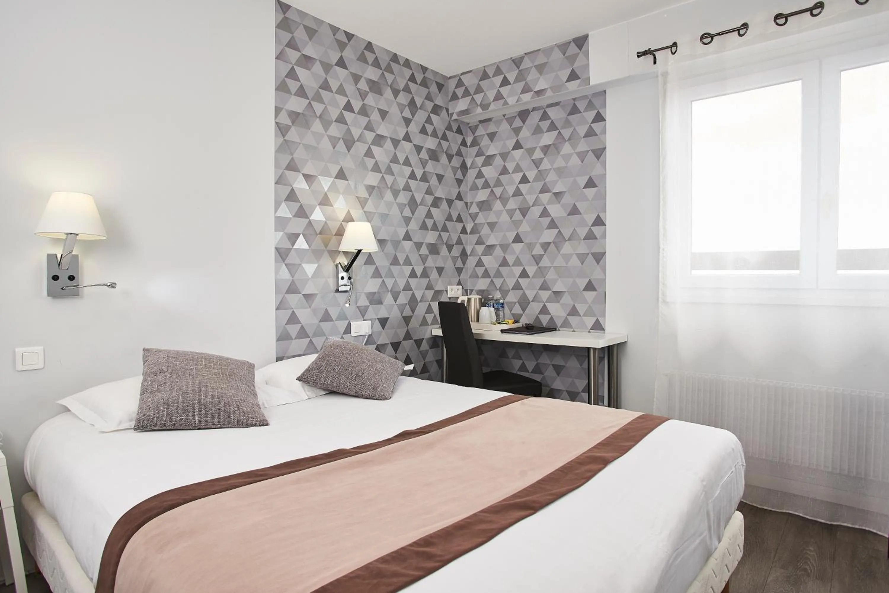 Staff, Bed in Logis Hôtel de la Bruyere