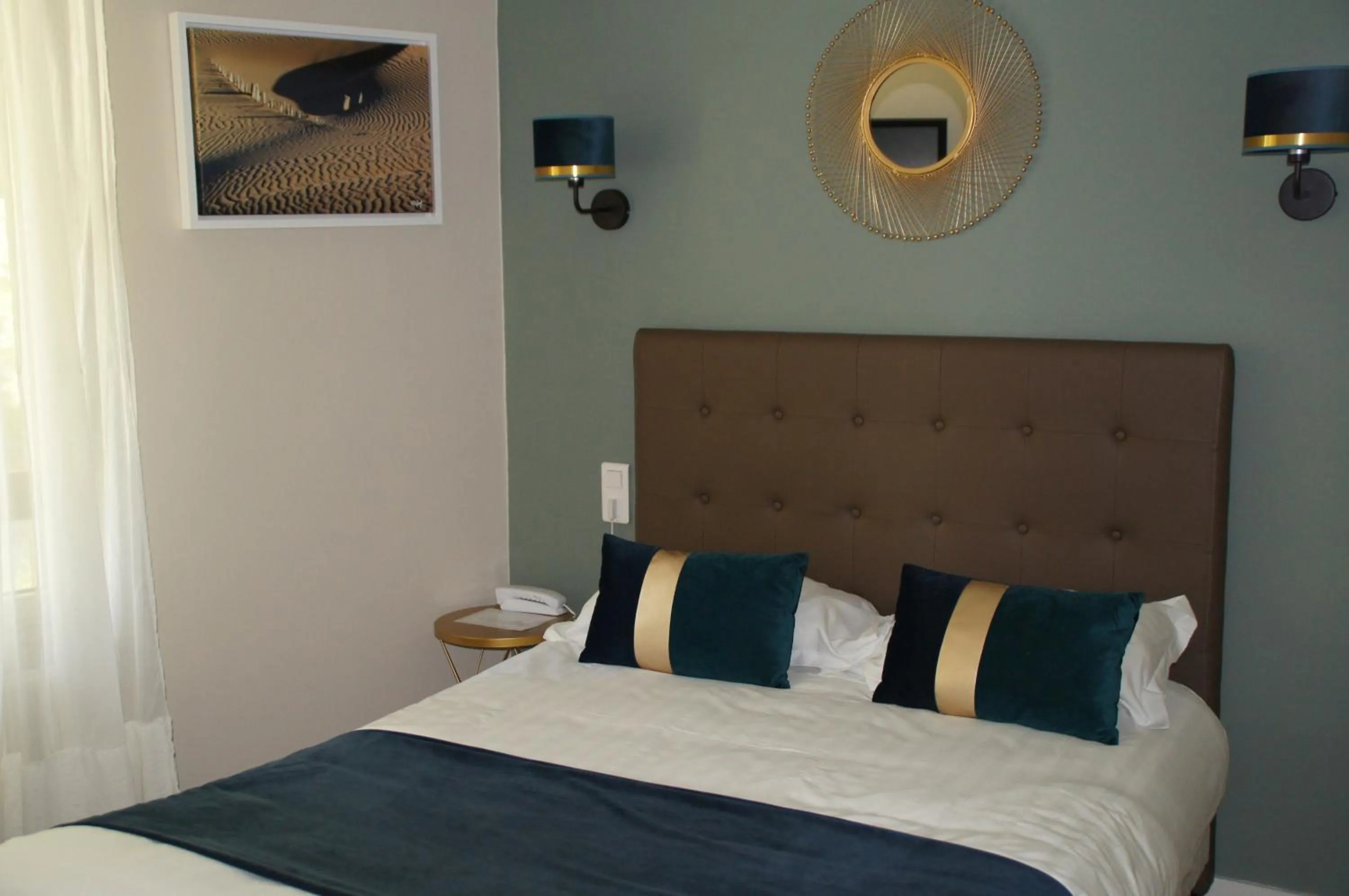 Bed in Logis Hôtel de la Bruyere