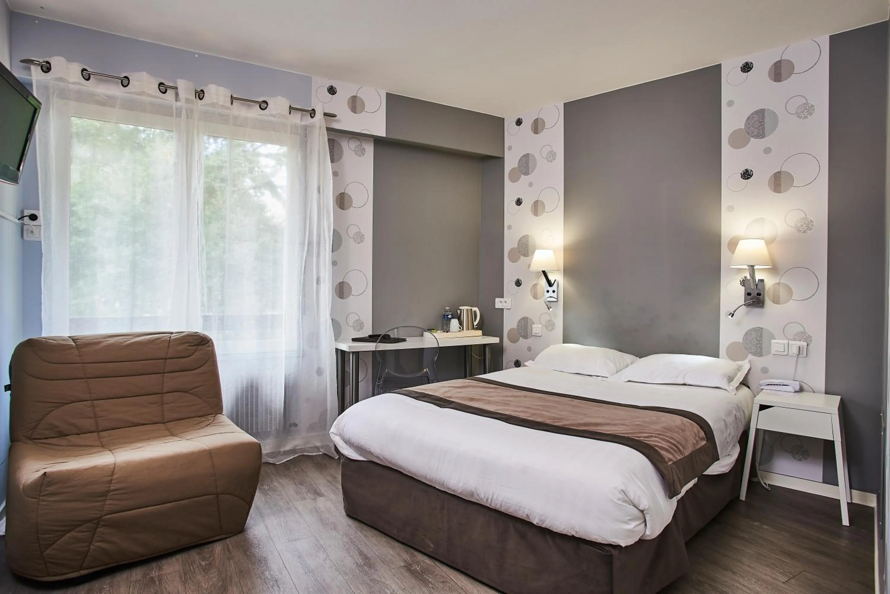 Staff, Bed in Logis Hôtel de la Bruyere