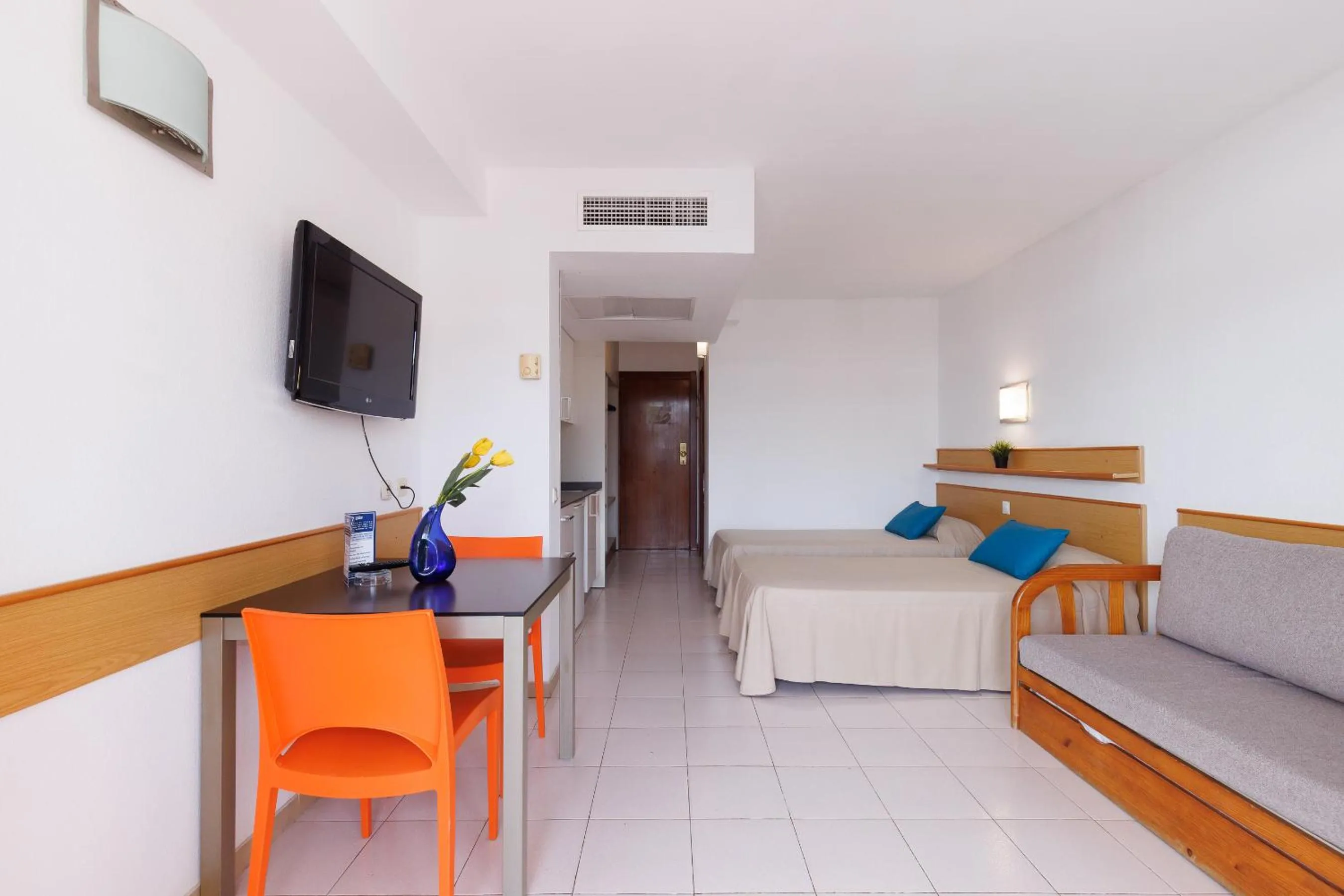 Photo of the whole room, Bed in Salou Pacific Rentalmar