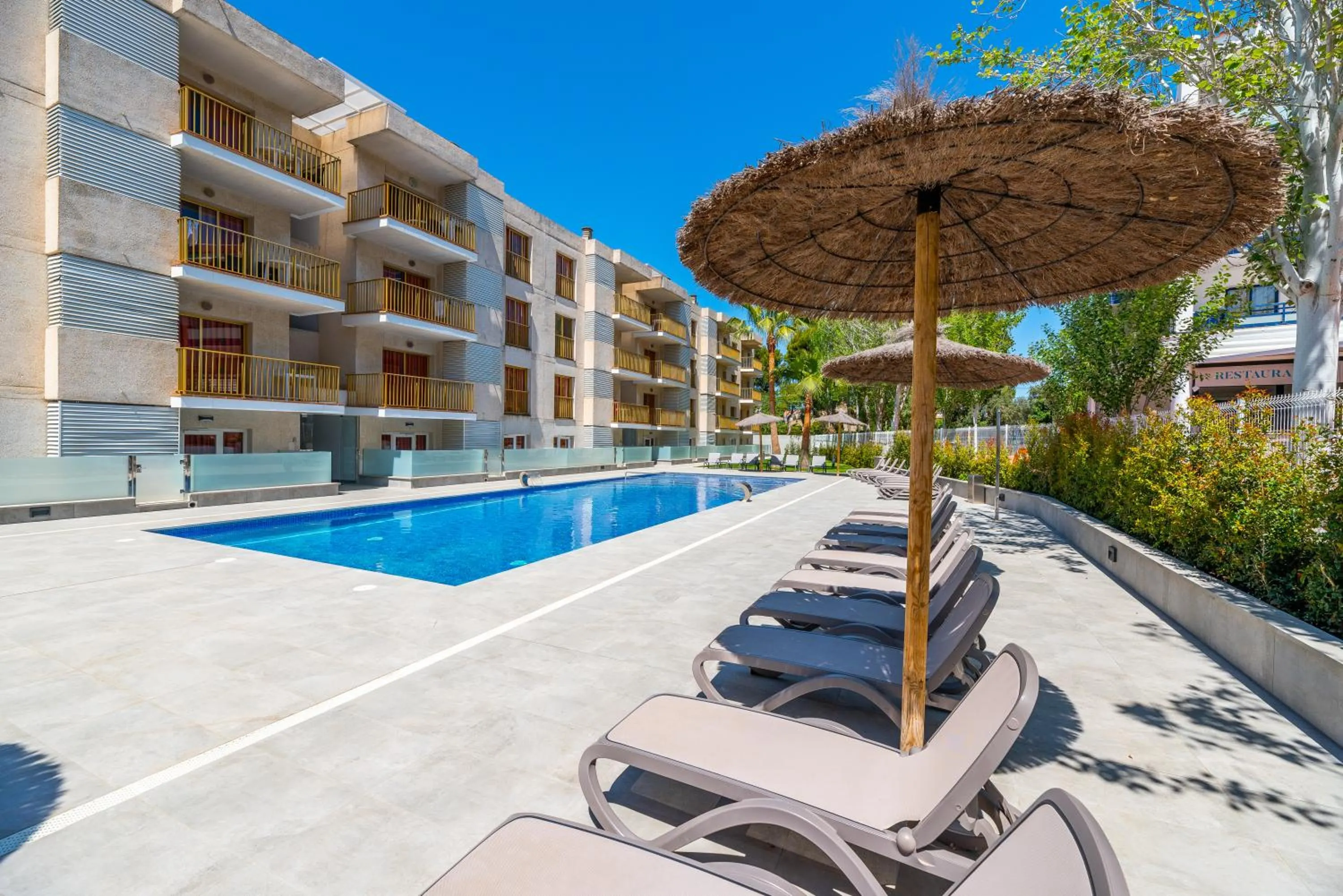 Swimming pool in Rentalmar Pins Marina