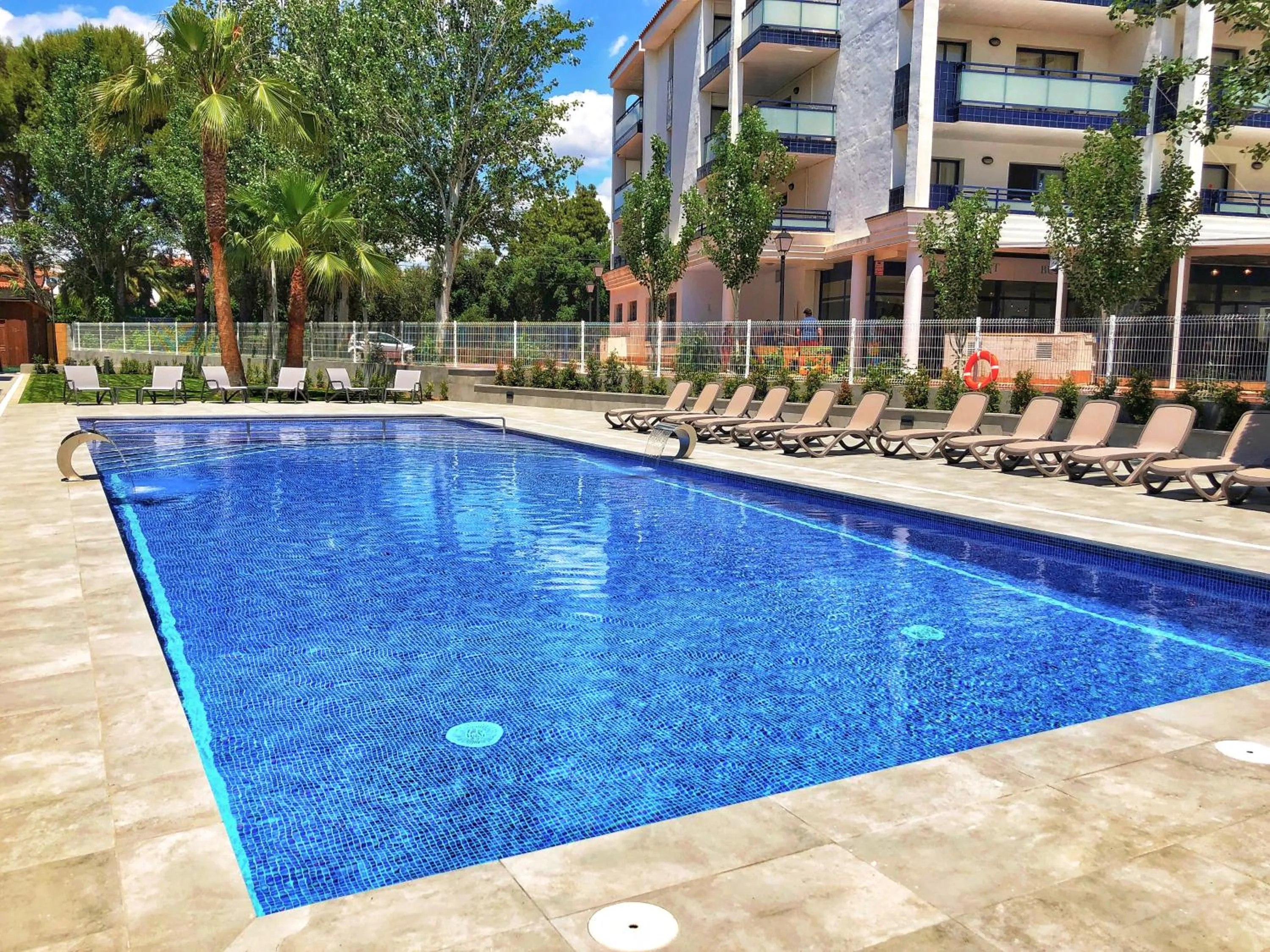 Swimming pool in Rentalmar Pins Marina